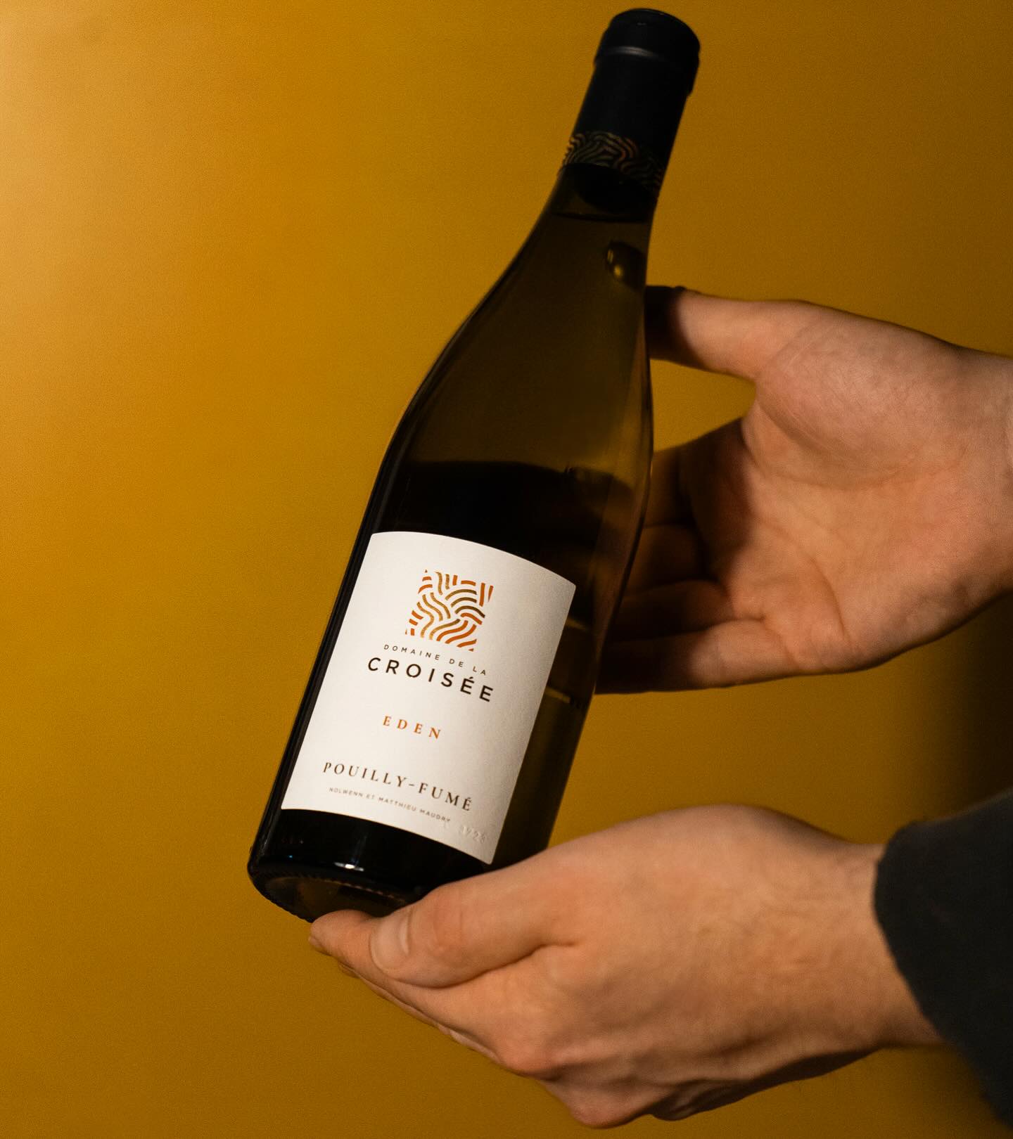Un Sauvignon Blanc con alma del Loira y notas de humo, cítricos y flores blancas. Una copa que se mueve entre la frescura y la emoción, como si tuviera su propio ritmo.
Domaine de la Croisée Éden Pouilly-Fumé nacido donde los suelos de sílex y caliza dan forma a su carácter mineral y elegante. Criado sobre lías finas para ganar textura y profundidad, con un final largo y vibrante.
Tierra suena a ritmo de novedad,
y nuestros vinos también 😉
📍@domainedelacroisee
