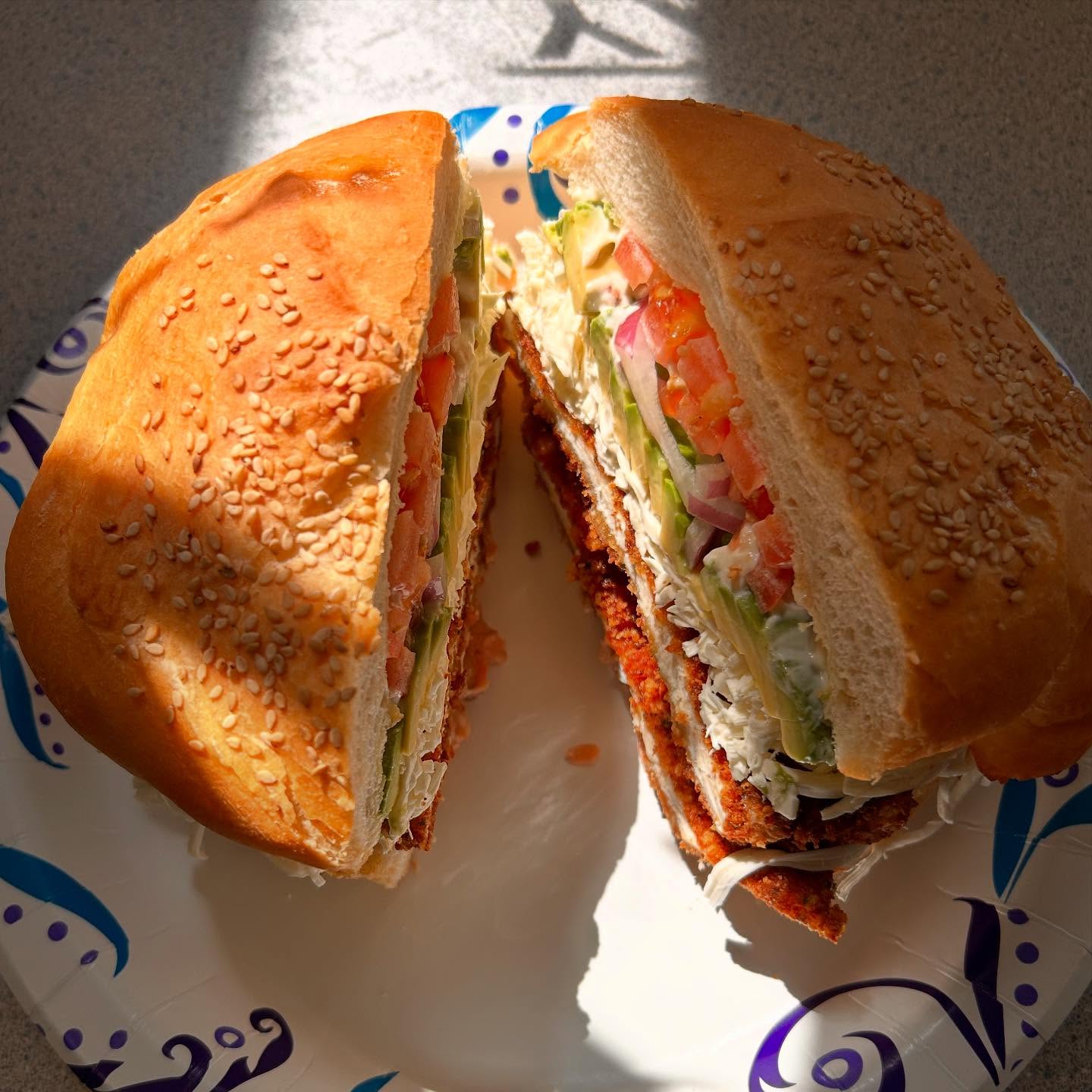 CEMITA DE MILANESA DE POLLO O RES
(breaded chicken or beef)