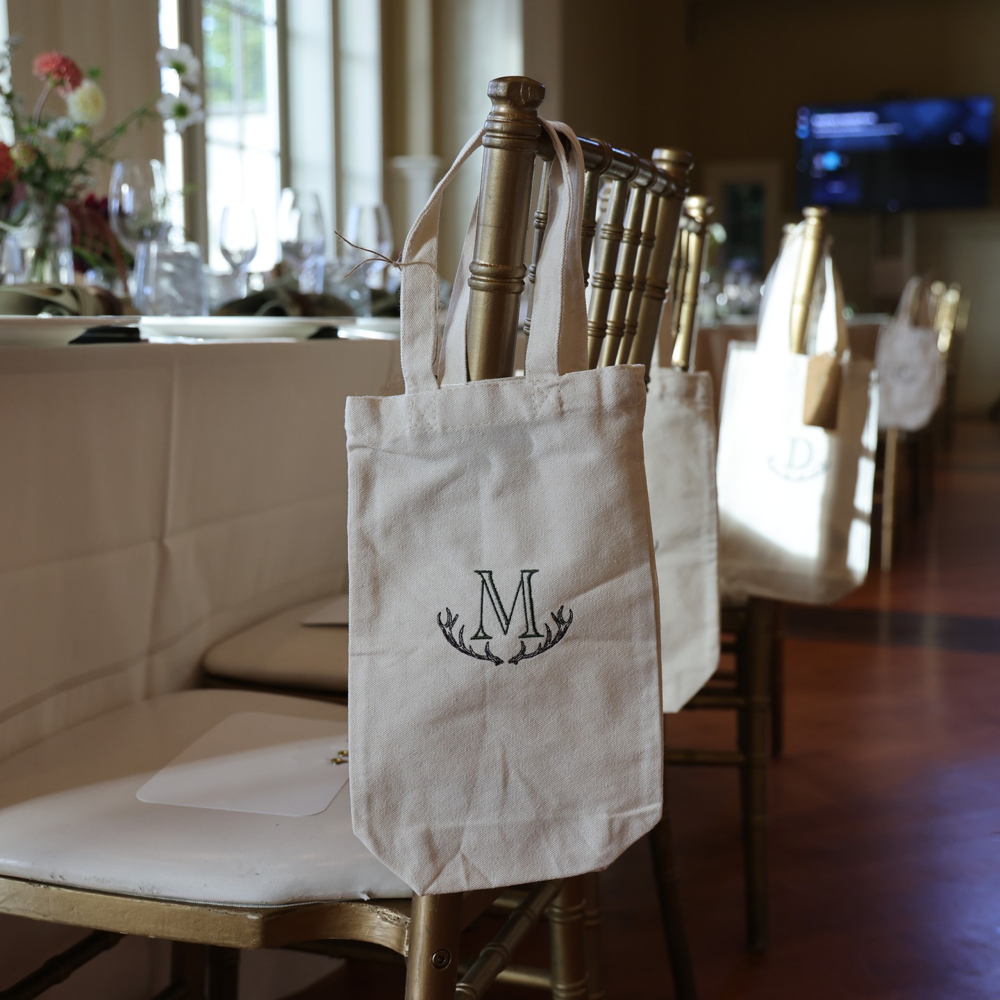 So Thankful to work with Mane Stream on these beautiful wine totes for their EQUUS XXXIII: Meet Me in Montana Gala! Get yours here https://www.etsy.com/listing/4377722793/personalized-canvas-wine-tote @manestreamnj