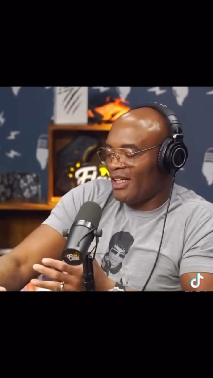 Você já conheceu alguém com a voz muito fina e se perguntou se existe algo que possa ser feito? Existe sim chama-se tireoplastia tipo III.
Funciona mais ou menos como as cordas de um violão: quanto mais esticadas, mais agudo é o som. Na cirurgia, a gente faz o contrário encurta e engrossa as pregas vocais, tornando a voz mais grave.
Tudo é feito por uma pequena incisão no pescoço, e o mais interessante é que a voz é testada durante o procedimento. O paciente já percebe a mudança na hora. Em cerca de três meses, a nova voz está totalmente estabilizada.
Dr. Otávio Vilas Boa