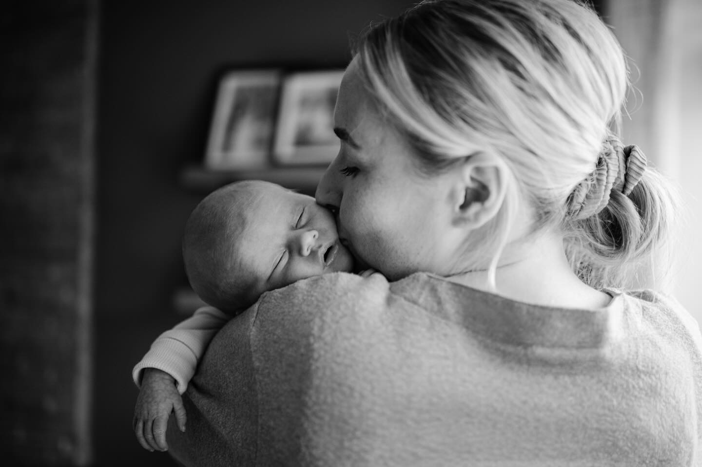 Thinking about booking a newborn shoot at home but not quite sure how it all works?
💜 By the time I arrive at yours, we won’t be strangers. We’ll have already had a chat on the phone - I’ll know a bit about you, your family, and what you’re hoping for from the session.
♥️ I turn up and meet your beautiful new human and the rest of your family. I’ll have a wee look at the rooms we’ll be using for the shoot, I’m looking for the light - where it falls, which rooms feel right. And then we just…start
🧡 There’s no performance. No props. No pressure to have your house looking like something from a magazine.
🤎 Just you, your family, and the easiest photoshoot you’ll ever have.
🩷 You’ll receive your proof gallery up to 2 weeks later. 80+ beautiful images of your life with your new tiny human.
Sessions available now through to February for babies due December-January.
Link in bio for brochure with prices and packages or reply to this if you want to chat.
Your real life is more beautiful than you realise ♥️