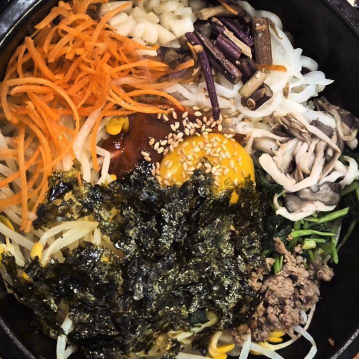 Looking for a must-try Korean dish in Seoul? 🍲 Hot stone bibimbap (dolsot bibimbap) comes sizzling in a stone bowl, creating that crispy golden rice crust (nurungji) at the bottom — crunchy, aromatic, and addicting.
Mix it all with gochujang and sesame oil for a perfectly balanced flavor of spice and nuttiness. It’s packed with fresh vegetables and just a touch of beef, and it can easily be made vegetarian. Some days, japchae even appears as a side dish, a tasty surprise!