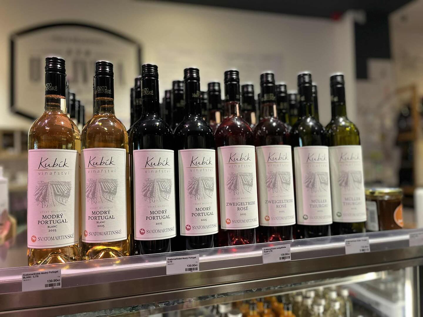 Každý rok Vám nabízíme Svatomartinská vína od pana Michala Kubíka z Velkých Bílovic @vinarstvi_kubik
Jde o svěží, mladé víno s nižším obsahem alkoholu. Typická je pak krásná ovocnost a jemná kyselinka. Vinaři doporučují, vypít mladá vína do Velikonoc, do kdy si uchovávají svou příjemnou svěžest.
👉Müller Thurgau, Modrý Portugal, Modrý Portugal Blanc (zatím nejprodávanější), Zweigeltrebe rose, to jsou Svatomartinská vína, které u nás najdete😉