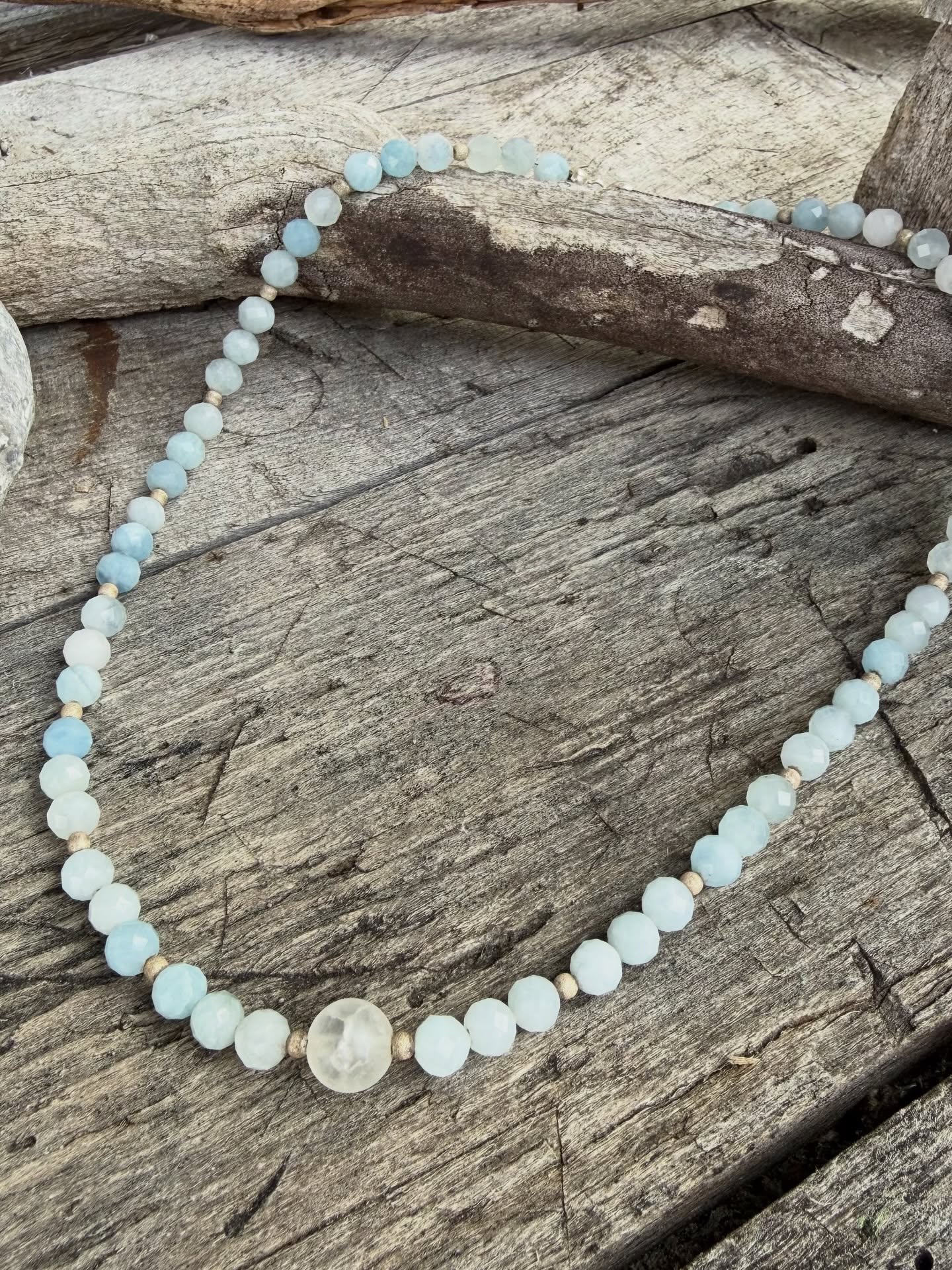 ✨ Aquamarin – Licht der Meeresseele ✨
Dieses handgefertigte Unikat trägt die sanfte, klare Energie des Wassers in sich 💎
Jede facettierte Perle aus echtem Aquamarin erinnert an innere Ruhe, Klarheit & Vertrauen ins Leben.
Fein kombiniert mit 925 Silber-Zwischenperlen und Magnetverschluss – elegant, edel, einzigartig 🌊
Ein Stück Natur – geschaffen, um dich an deine eigene Tiefe zu erinnern.
#Aquamarin #Unikat #EdelsteinSchmuck #Handgemacht #925Silber #SeelenSchmuck #Klarheit #Intuition #NaturinspirierteSchönheit #DorisButeoSitara
Musik von @remembra.official