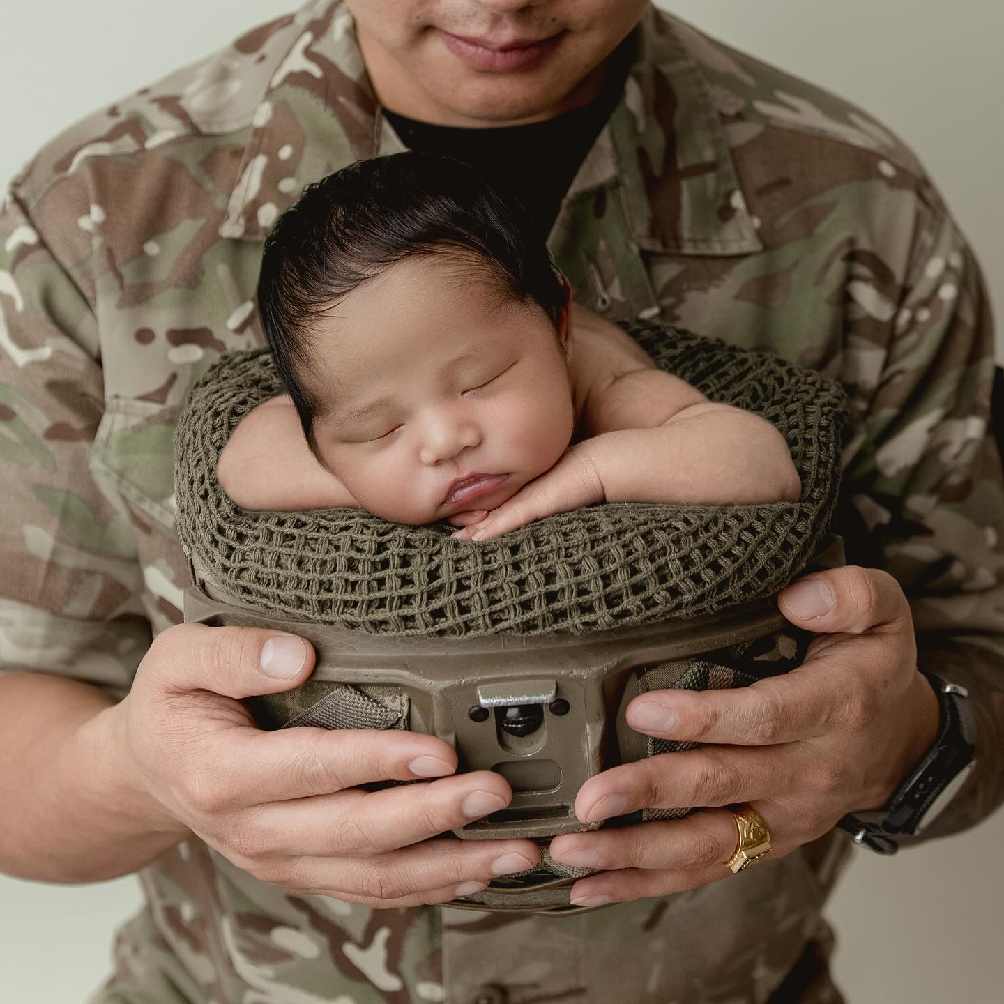 Handsome little man snuggled up in his daddy’s helmet 💚 Including something personal in your newborn session is a lovely way to create a totally unique image. Bring me your ideas and I’ll create a one of a kind photograph for you!
#newborn #newbornphotography #newbornphotographer #wiltshirenewbornphotographer #hampshirenewbornphotographer #salisburynewbornphotographer #amesburynewbornphotographer #andovernewbornphotographer #tidworthnewbornphotographer #bulfordnewbornphotographer #winchesternewbornphotographer #romseynewbornphotographer #wiltshire #salisbury #rachelburnsidephotography