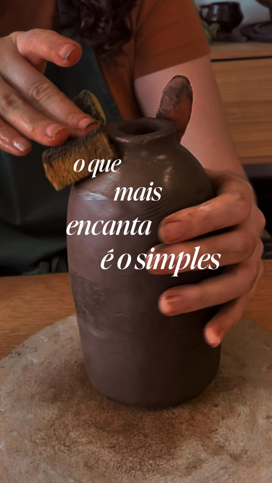 Nem sempre o bonito é o complicado.
Às vezes, o encanto está no simples —
nas mãos, no toque, no gesto.
🌿
Nas Oficinas Criativas de Fim de Ano,
você aprende a transformar o simples em algo único.
As últimas turmas estão abertas!
👉 Link na bio.