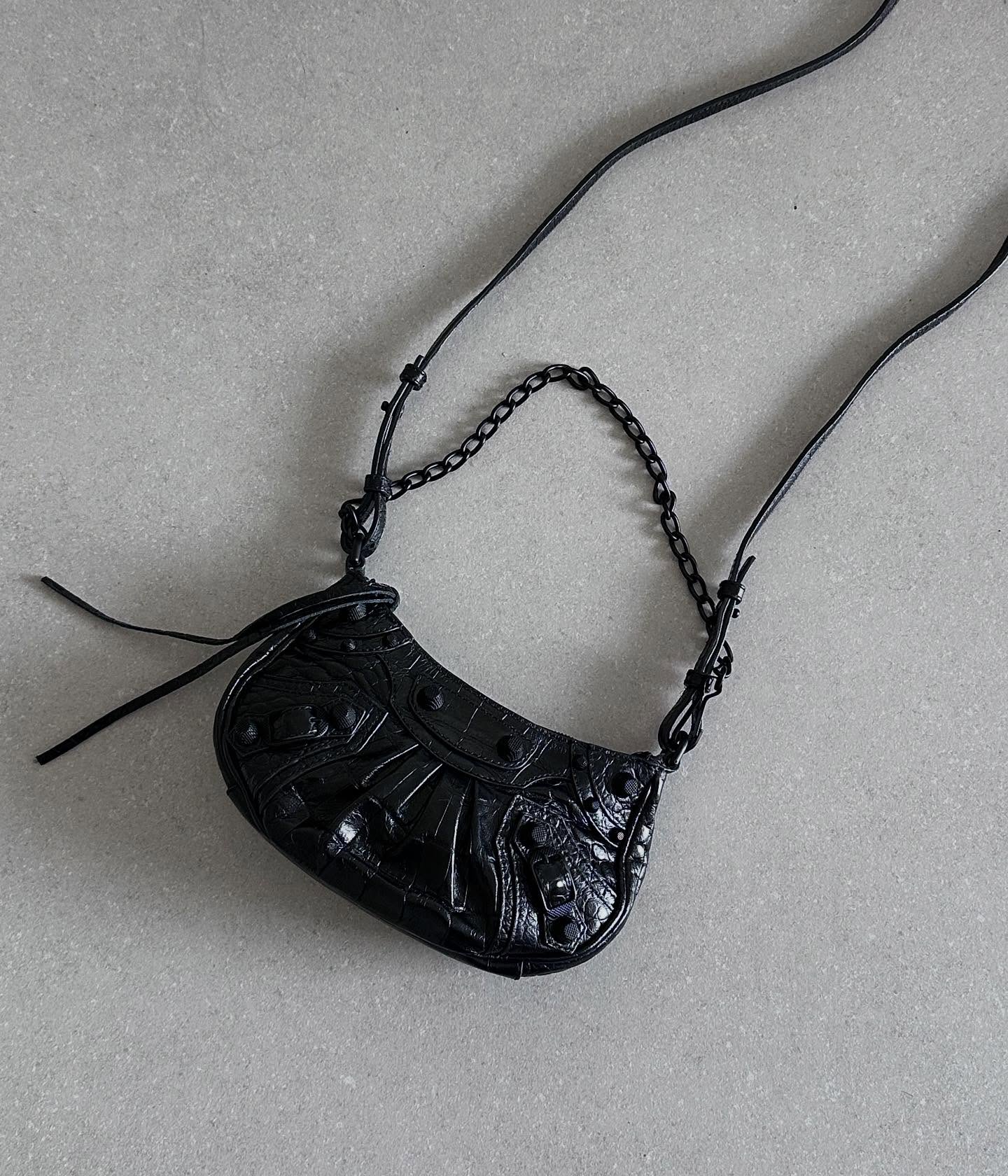 •BALENCIAGA leather Le Cagole Mini bag•
אחד הדגמים הכי אייקונים גדול מיני! זמין לרכישה מיידית