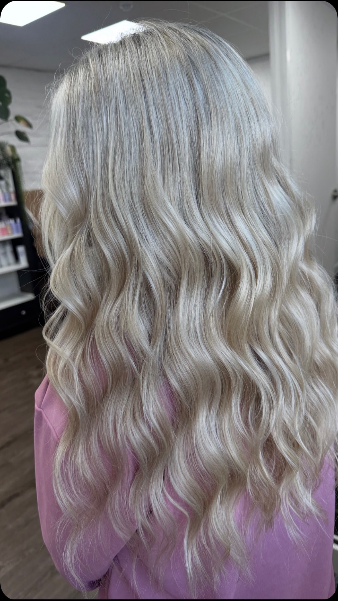 • A full head of baby lights, tipping out, tone & cut on a girlie with the MOST hair ❤️🔥🌊🪩 • #blonde