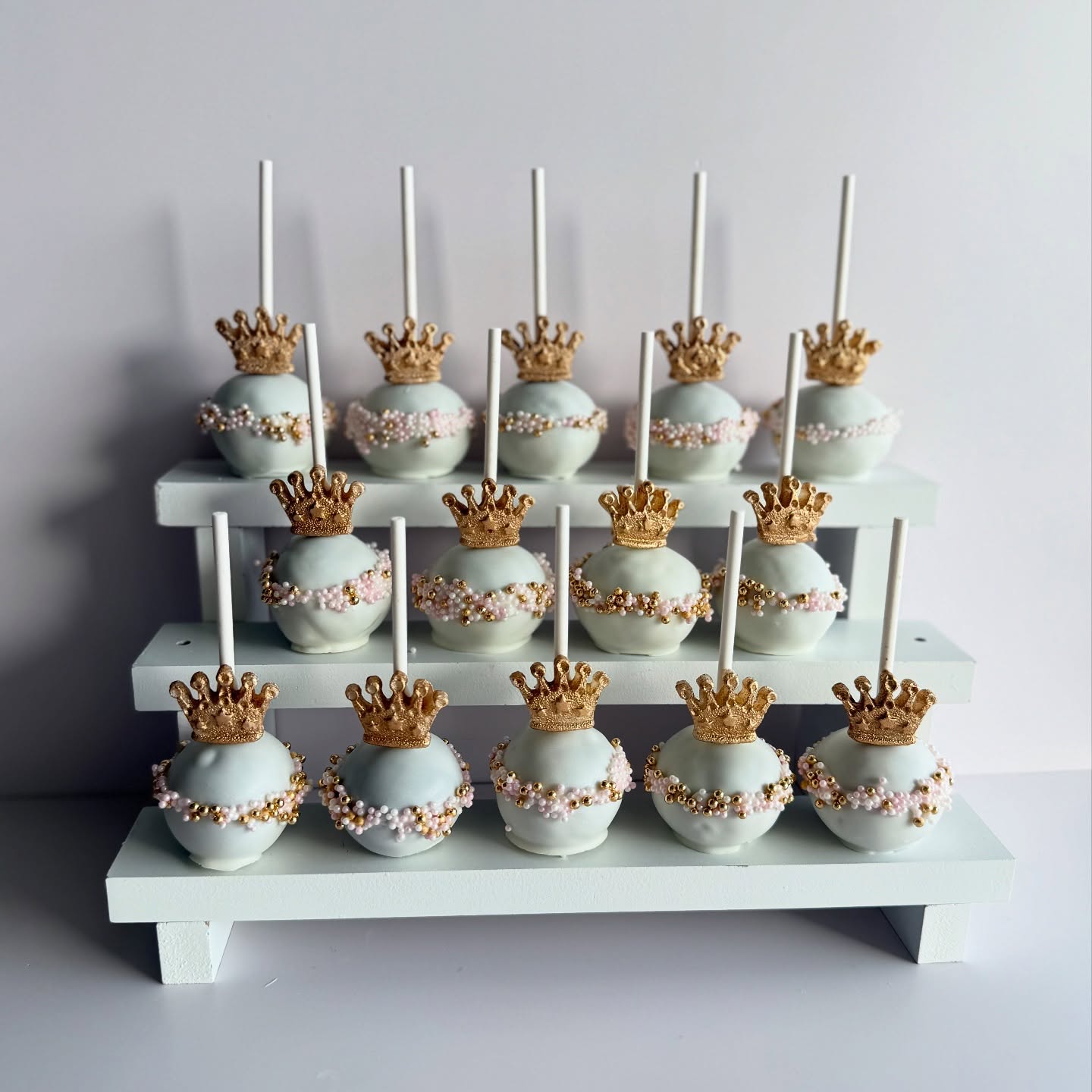 A royal treat fit for a little princess ๐โจ
White chocolate cake pops dressed in gold crowns and pastel sprinkles!
#SweetTreatsByKaitAndKay #DavenportFLBaker #OrlandoDesserts #FloridaBaker #PrincessParty #RoyalTreats #CrownCakePops #GoldAndWhiteTheme #PrincessDesserts #CustomDesserts #CakePopDesign #LuxuryDesserts #DessertDisplay #EventTreats #PrincessCakePops #RoyalThemeParty #CustomTreatsFL #BakerLife #PartyDesserts #CrownDetails #HandcraftedDesserts #CakePopGoals #CentralFloridaBaker #PrincessBirthday #GoldDesserts #DessertInspo #EdibleArt #PastelDesserts #SweetCreations #SmallBusinessBaker
