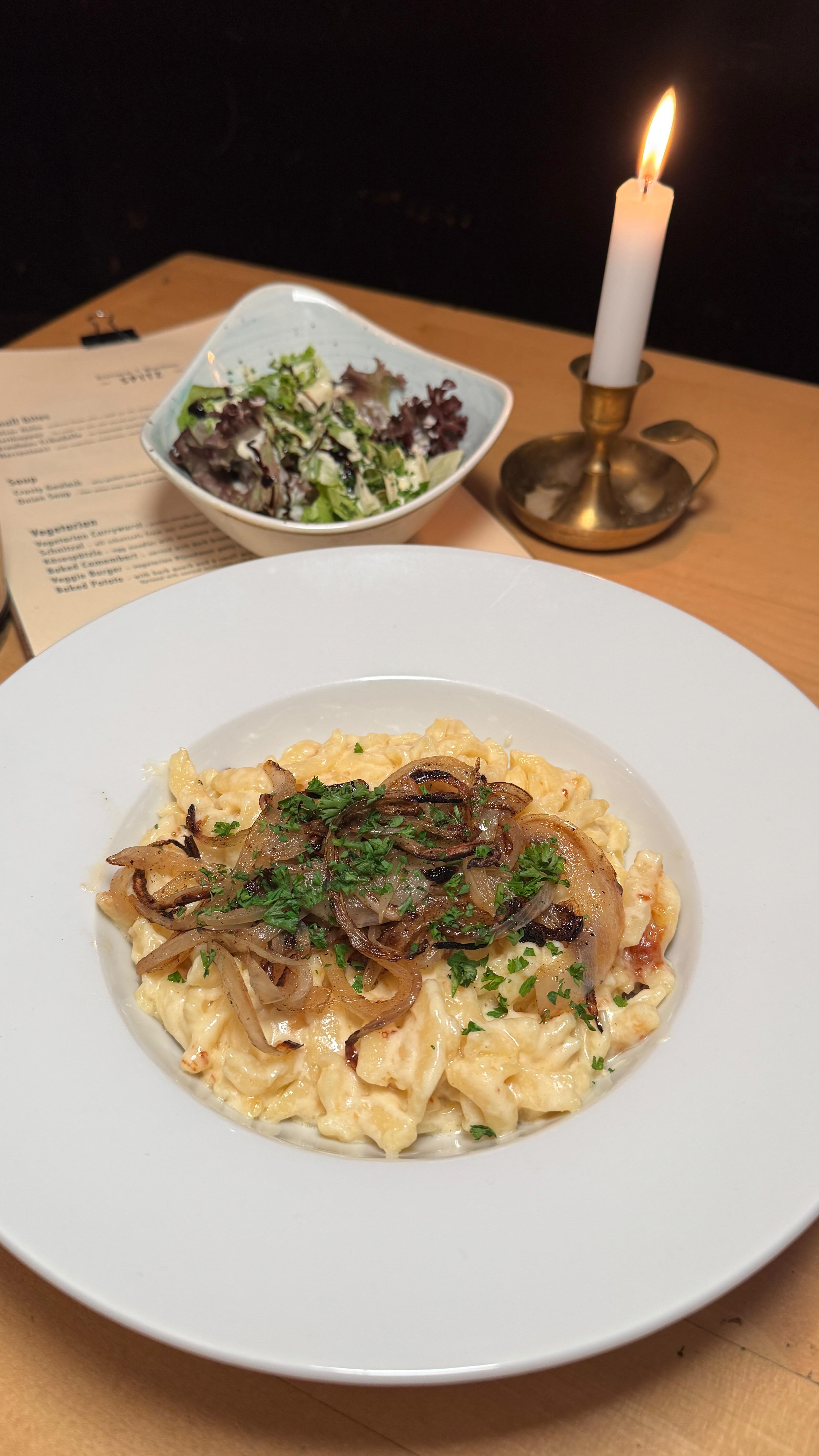 Hausgemachte Käsespätzle – mit würzigem Bergkäse und knusprigen Röstzwiebeln.
#colognefood #cologne #cgn #365köln #kölnbloggt #esseninköln #kölnisst #eatrealfood #veedelliebe #lifeisgood #colognelove #bestplacecologne #colognerestaurants #meatlover #koelngehtessen #brauhaus #bier #beer #brauhausköln #wirtshaus #kölngehtessen #gaffel #gaffelkölsch #kolsch