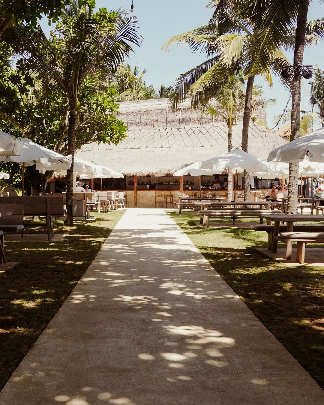 Walk the path where sun and shade meet. From serving moments at a sun-drenched table.
A Sunset Beach ritual curated by @mrssippybali