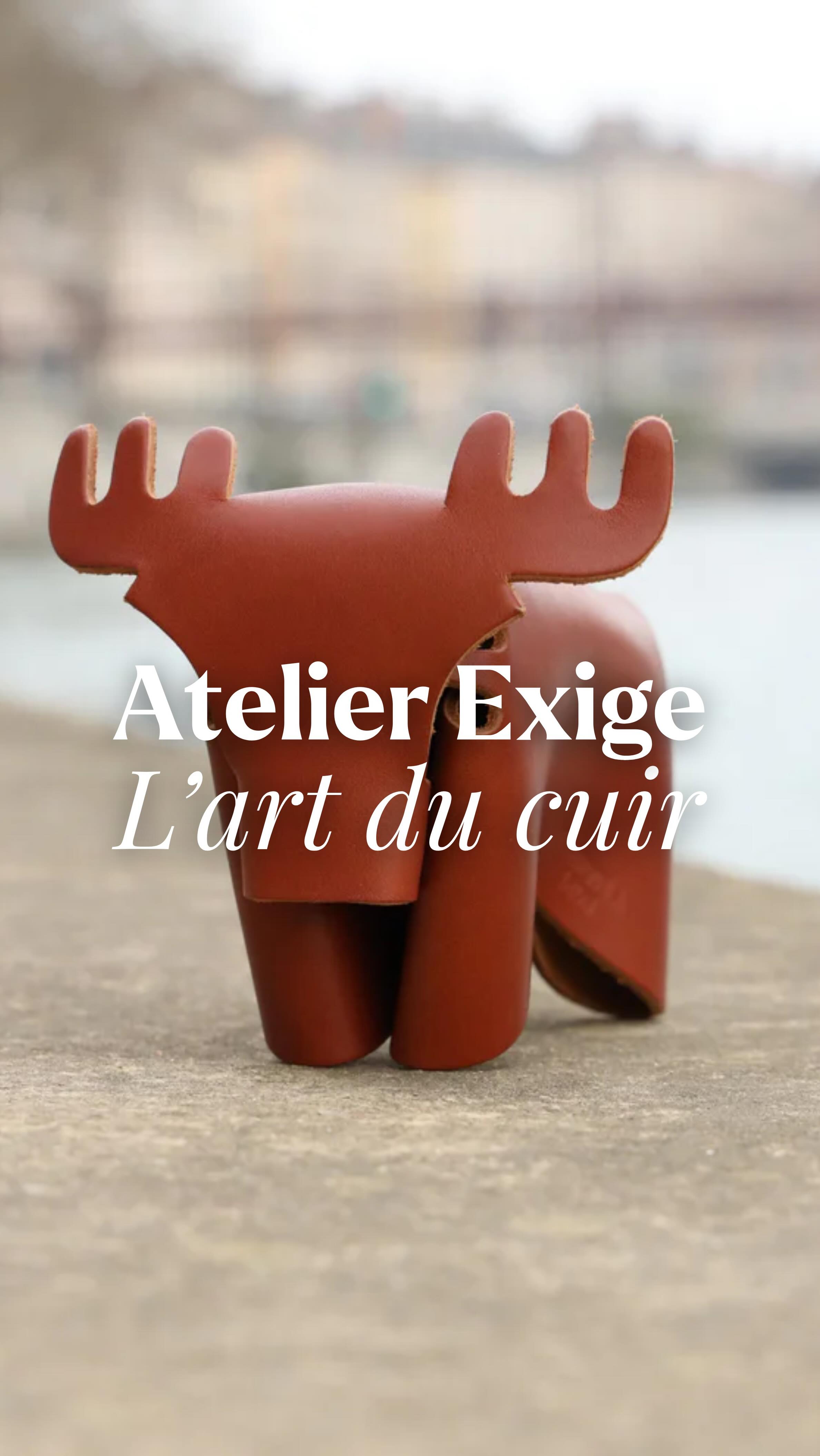 🧵 Atelier Exige - L’art du cuir signé Jean-Philippe DESHAYES ✨
Formé dans les maisons de maroquinerie haut de gamme, Jean-Philippe crée aujourd’hui des pièces uniques en cuir pleine fleur, entre savoir-faire artisanal et design contemporain 🤎
🖋️ Porte-crayons élégants pour le bureau - 55 €
🔑 Porte-clés raffinés à offrir ou à s’offrir - 14 €
👝 Vides-poches en petit format (49 €) ou grand format (75 €)
🧺 Boîtes à mouchoirs au style épuré - 50 €
🦌 Cerfs décoratifs disponibles en petit (49 €) et grand format (150 €)
Des créations élégantes et durables qui traversent le temps avec style.
📍 À découvrir chez Inspiration Concept Store, 12 rue de Sèze, Lyon 6