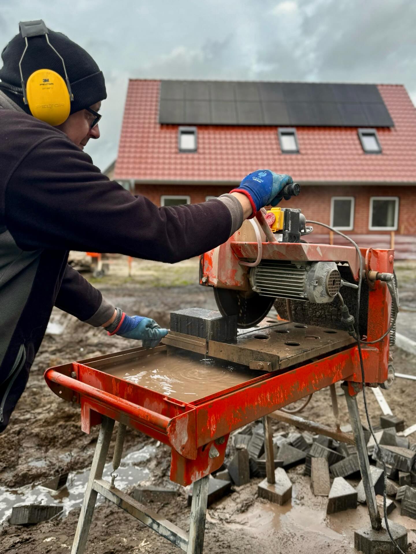 🔧✔️ Feierabend-Modus aktiviert!
Die letzten Steine sind geschnitten, die Maschinen laufen aus – und wir gehen offiziell ins wohlverdiente Wochenende. 💪😌
Nach einer Woche voller Arbeit, bei Wind und Wetter, fühlt sich der Feierabend doppelt gut an!
Jetzt heißt es: abschalten, auftanken und den Kopf frei bekommen.
Euch allen ein starkes Wochenende – genießt die Pause! ✨🙌
#saathoff #saathoffgalabau #tiefbau #kurzvorweihnachten #wochenrückblick #wochenede