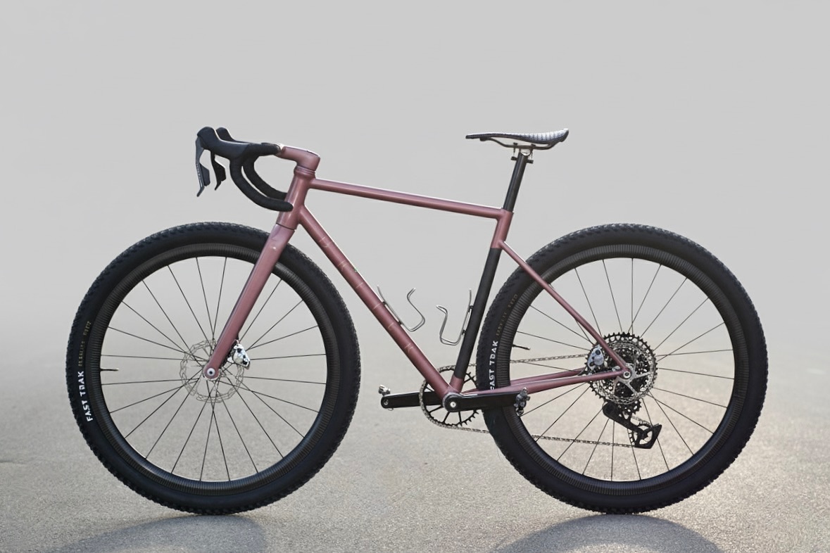 „Create like a god, command like a king, work like a slave.“
This quote by Constantin Brâncuși encapsulates the extremes of artistic creation. This also applies to frame building.
Away with romanticized notions, away with illusions of an easy path! This bike is the result of hard work, deprivation, and physical and mental sacrifice. The price is high! Break! Now!