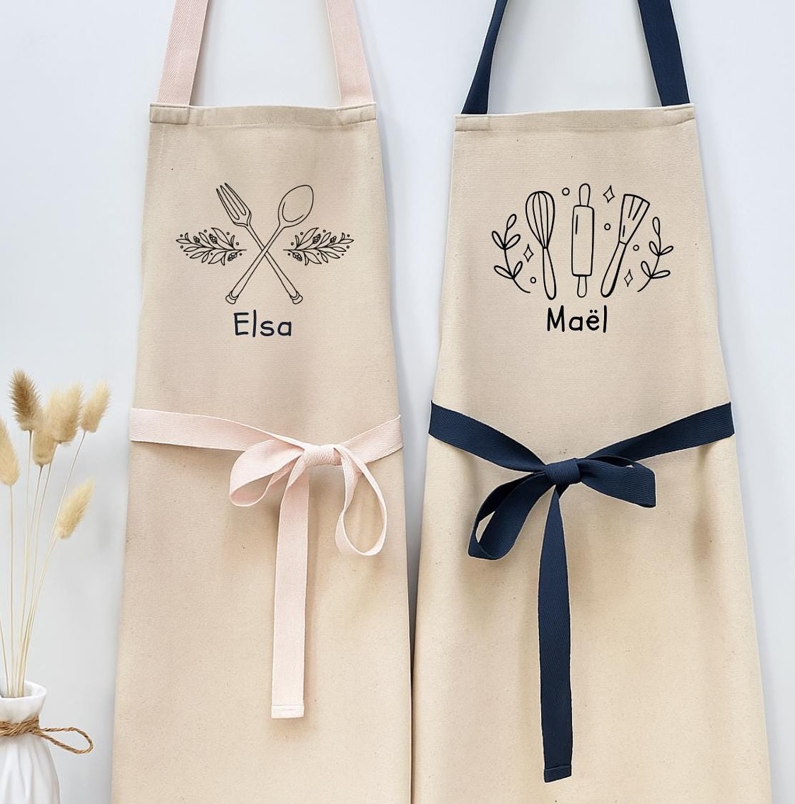 🎀 Nouvelle collection – Tablier personnalisé enfant 👩🍳👨🍳
Parce que les petits chefs méritent eux aussi leur tenue de cuisine !
Nos tabliers 100% coton sont parfaits pour les ateliers pâtisserie en famille 🍪
Personnalisables avec le prénom de l’enfant, plusieurs coloris disponibles 💛
✨ Idée cadeau originale pour Noël, anniversaire ou activité parent-enfant !
Disponible dès maintenant sur notre boutique en ligne et sur Etsy 🌿
#boutiquedesmee #tablierpersonnalisé #cadeauenfant #petitchef #cadeaupersonnalisé #atelierpatisserie #ideecadeaunoel #faitmainavecamour #cadeauoriginal #noel2025