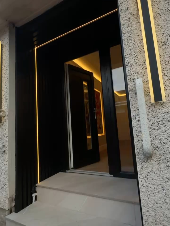 Here’s an install carried out recently that completely transformed the entrance and hallway of this home.
We added a few additional sockets, replaced all existing faceplates with brushed brass and introduced LED lighting from the moment you walk up the steps. The result? A warm, stylish setup that really sets this home apart👌🏻
From additional lighting and power points to bespoke LED feature lighting, we do it all.
Drop us a message to get the ball rolling 📲