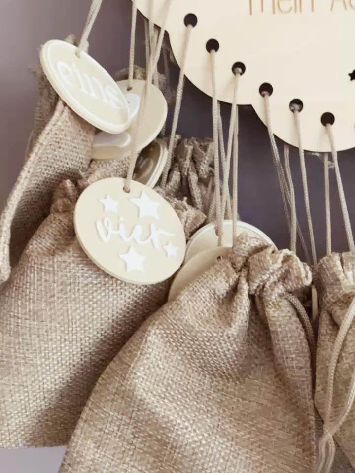 🤍 Mit Liebe gemacht, um jeden Tag ein bisschen schöner zu machen.
Ich liebe es, wenn nach und nach kleine Lichter aufleuchten, der Duft von Zimt und Keksen in der Luft liegt und überall Vorfreude spürbar wird. 🕯️🤎
Diese Adventskalender sind mit so viel Liebe entstanden – aus Holz, mit Details aus dem 3D-Drucker, Gravuren und kleinen Jutebeuteln, die darauf warten, gefüllt zu werden. 🎁
Jedes Stück ist ein Unikat und darf Jahr für Jahr wieder Freude schenken.
Ob klassisch, verspielt oder modern – jeder Kalender hat seinen eigenen Charme. 🌿
Und das Schönste: du kannst ihn ganz persönlich befüllen und so jemandem jeden Tag ein Lächeln schenken. ✨
🤍 Alle Varianten findest du im Onlineshop:
👉 www.kreativveredelung.at
#adventskalender #handmade #kreativveredelung #weihnachten2025 #bohodeko #holzliebe #lasergravur #3ddruck #weihnachtsdeko #adventzeit #handgemachtösterreich #unikat #nachhaltigdeko #weihnachtsfreude