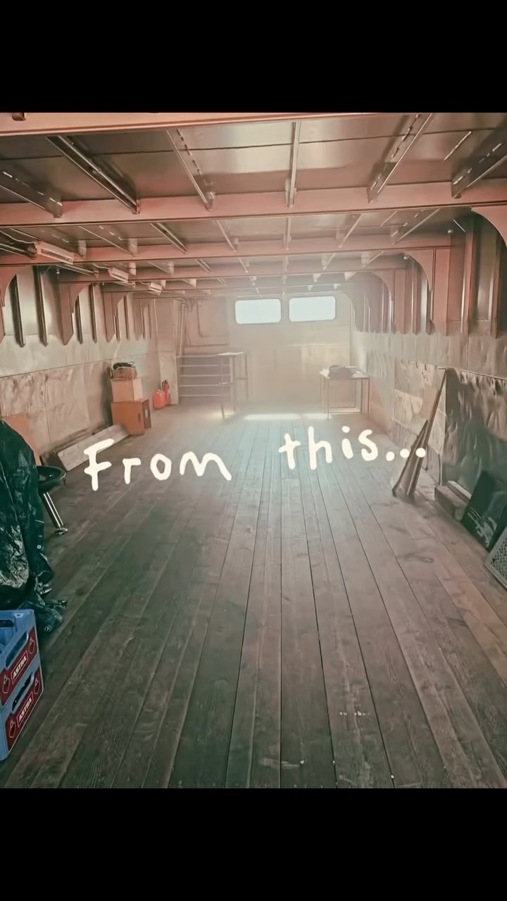 Boah, jetzt wird’s einmal emotional…
Vor einem Jahr stand ich bis zum Hals in den Vorbereitungen für die Druckmanufaktur – Raum, Homepage, Equipment, Möbel… und meine Haut hat beschlossen, ebenfalls komplett durchzudrehen. Ein Riesenpickel jagte den nächste. Komfortzone? Schon lange verlassen.
Inzwischen gab es so viele erste Male: die erste offene Druckmanufaktur, Kindergeburtstage, Workshops mit Schulen, JGAs, Festivals, Ferienprogramme – soviele Dinge die noch vor einem Jahr auf meiner Druckmanufaktur Bucketlist standen.
Danke an alle, die mich auf dieser Reise unterstützt haben:
✨Menschen, die Möbel und Teppiche geschenkt oder Tische und Stühle geschleppt haben
✨die mich in Notsituationen gerettet haben – kein Strom, kein Wasser, ihr wisst meine Dankbarkeit währt ewiglich
✨Personen die mit mir das rosa Regal ohne Anleitung angefangen haben aufzubauen (mittelmäßig erfolgreich) und die Person die es dann fertig aufbaute
✨Besucherinnen, die seit der ersten offenen Druckmanufaktur immer wiederkommen
✨Freundinnen, die spontan bei Workshops eingesprungen sind weil das Fernsehen oder Radio kommt
✨jede einzelne Person, die mir ihr Vertrauen geschenkt hat und mich gebucht hat
✨ die Person die alles gelesen hat vom Businessplan zu JEDER Email am Anfang ( i know), die nicht nur meine Buchhaltung macht, sondern noch so unendlich viel mehr
✨ die Person die soviel Vertrauen und Liebe für mich hat, den ersten Workshop buchte und somit erst die Druckmanufaktur ins Rollen gebracht hat
✨last but not least der Honigfabrik für diesen wundervollen Raum
Ohne EUCH und Euren Support wäre das ALLES nicht möglich gewesen.. 💘
Heute feiern wir ein Jahr voller erster Male und Mut zur Veränderung: von 14–16 Uhr wird gedruckt (Plätze ausgebucht), ab 16 Uhr gibt es Kuchen (word on the streets: ich backe ganz okayen Kuchen), Snacks und Getränke – ich freu mich riesig auf euch!
Und an alle, die bis hierhin gelesen haben: Danke. Ich lieb euch.