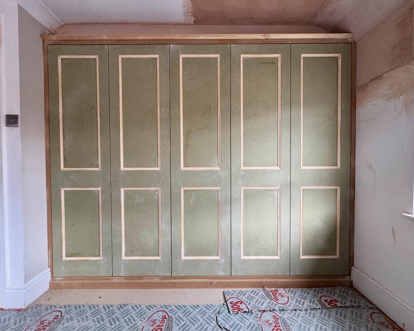 Just some photos of a recently built wardrobe in a top floor flat in Bath - lots of ups and downs on this one! My butts going to thank me for it later though. Built around a recently added steel and in a classical style to match the age of the flat, shaker and beaded doors and a pencil edged frame, with 3 soft close drawers built on @blum_uk movento runners, another fun project, looking forward to seeing it all painted up
#carpentry #joinery #wardrobe #shaker #bathuk #bespoke #storage #somerset #bespokefurniture