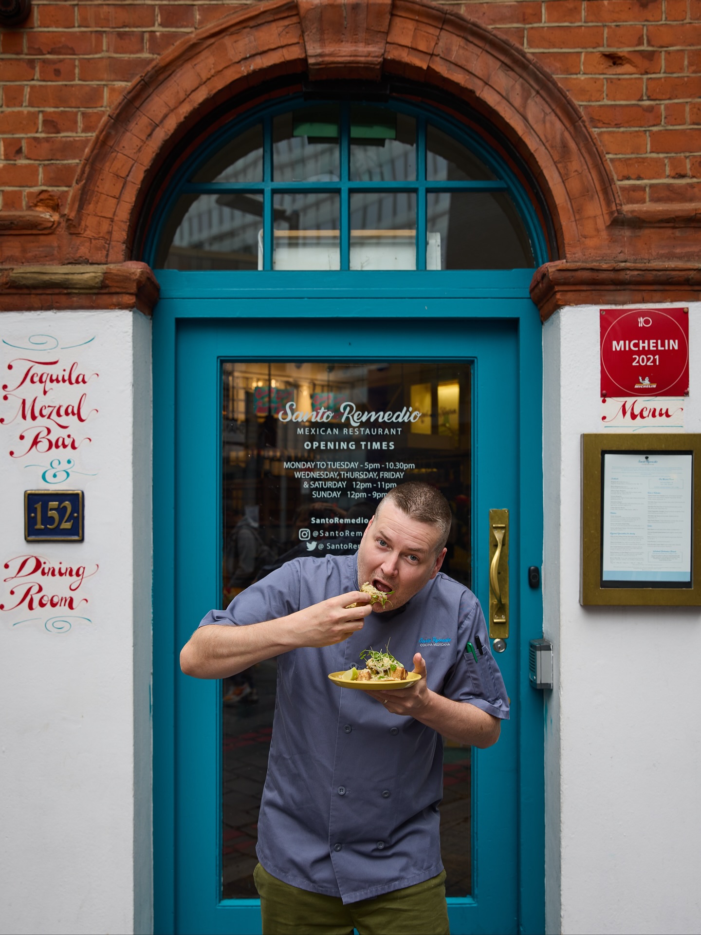 Long before Cochinita Pibil, the Mayans made pibil with turkey.
This festive season, we’re honouring that tradition: turkey marinated in achiote and citrus tacos, topped with pickled red onions, cilantro, and of course, lime.
It’s history on a tortilla. And it’s only here for the holidays, available from Monday 17th November until 31st December across all sites.
#SantoRemedio #London #Marylebone #Shoreditch #LondonBridge #Mexican #Londonfood #Mexicanrestaurant #SantoRemedioUK
