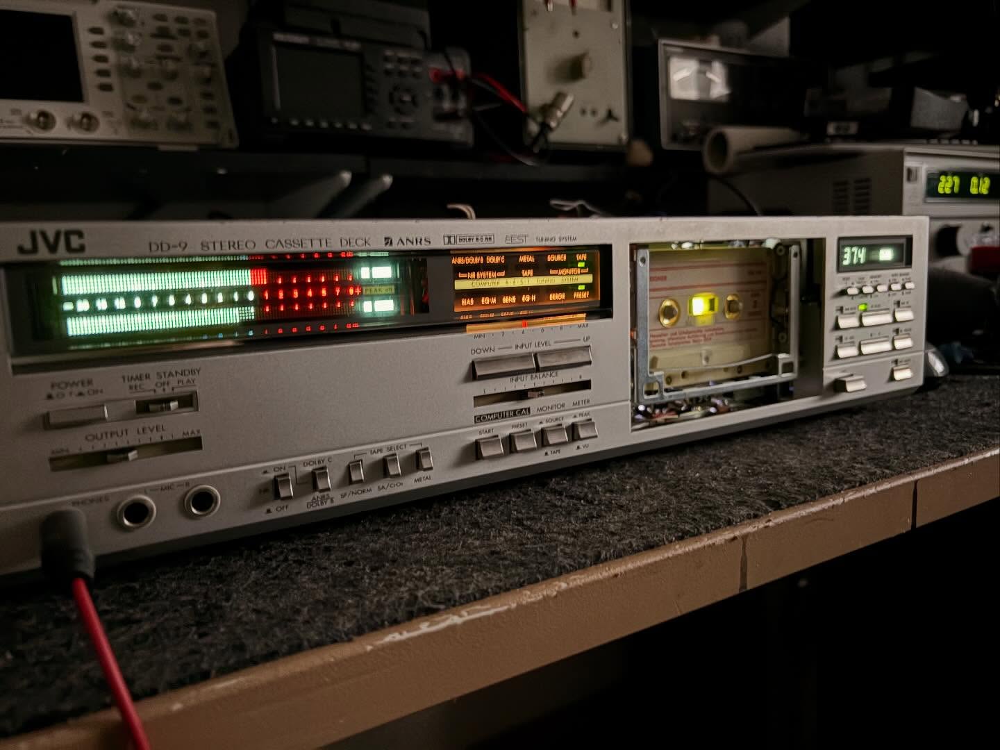 JVC DD-9…. Tapedeck der Spitzenklasse aus Anfang der 80er Jahre. Das Gerät besitzt einen Einmess-Computer für alle Bandsorten und hat ein quarzgesteuertes Laufwerk. Der Kollege bekam eine Frischzellenkur an der Netzteilplatine, die Beleuchtung wurde repariert und das Deck korrekt eingemessen.
#vintageaudiomd #vintageaudio #vintageaudiorepair #vintagehifi #vintagerepair #vintageaudiolove #doıtyourself #hifiaudio #audiophiles #classicaudio #vintagestereo #akai #audiophil #stereophile #taperecorder #midcenturylove #midcenturystyle #tapelovers #oldschoolaudio #oldschoolmusic #retrosound #vintagesound #tapes #tapedeck #reeltoreel #audiofreak #retro #vintage #jvc #tapedeck