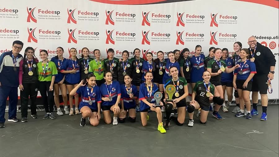 Sábado, 08/11, muitas finais no JEP Handebol!
Nossas equipes deram um show em quadra e encerraram o campeonato com excelentes resultados:
🥈 Sub-14 Feminino – Vice-campeãs
🏅 Sub-16 Masculino – 3º lugar
🏅 Sub-18 Feminino – 4º lugar
🏅 Sub-18 Masculino – 4º lugar
Parabéns a todos os atletas e professores!
Foi um ano de muita dedicação, superação e emoção!💙
#somosga #angloalante
#colegioguilhermedealmeida
#jep2025 #fedeesp