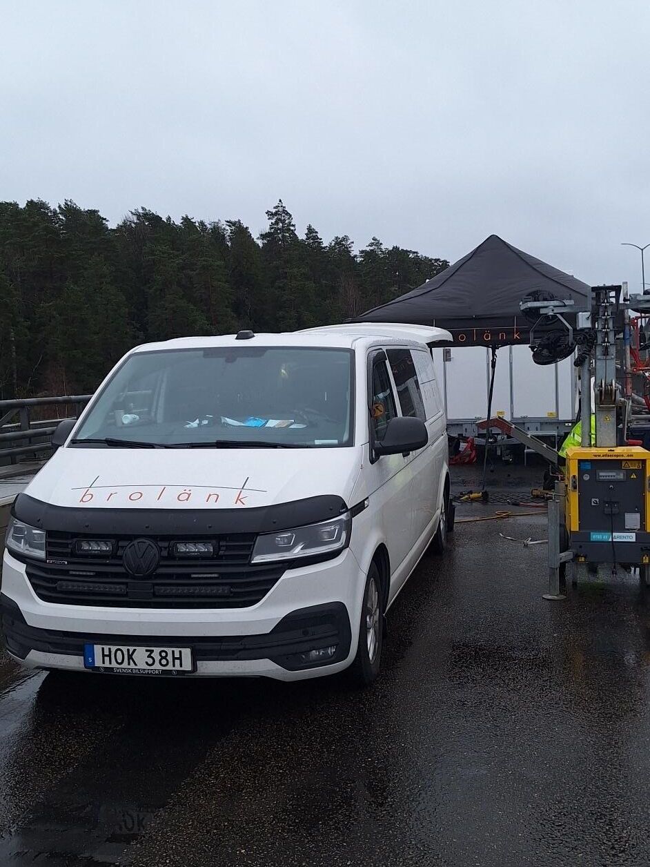 Året närmar sig sitt slut – men tempot är allt annat än lågt! 🚀
Vi kör på i rasande fart med flera projekt runt om i landet:
🏗️ Box-in-box i Uppsala
🧱 D90B-fogar i både Stockholm och Hudiksvall
💧 Tätprofiler som både ska bytas ut och limmas.
🌉 Brolänk Väst har varit på plats vid nya Svinesundsbron – en viktig förbindelse mellan Sverige och Norge 🇸🇪🤝🏼🇳🇴
Där har vi monterat nya styrfjädrar och glidlager – Anmärkningsvärt är att de gamla hade suttit i över 20 år (!) och levererat imponerande kvalitet med tanke på det extrema trafikflödet över bron varje dag. 🚗💨
Extra kul också att få lite internationell touch på arbetet – Tyskland var med på ett hörn när Kenny och Jocke fick förstärkning av Cherif från Maurer 🇩🇪
Nu gasar vi vidare för att hinna klart med allt som står på vänt innan snön och vintern gör entré! ❄️🔥
#Teamwork #Byggprojekt #Svinesundsbron #Infrastruktur #Kvalitet #SverigeNorge #HållbartByggande #ViKör #brolänkväst #brolänksverige