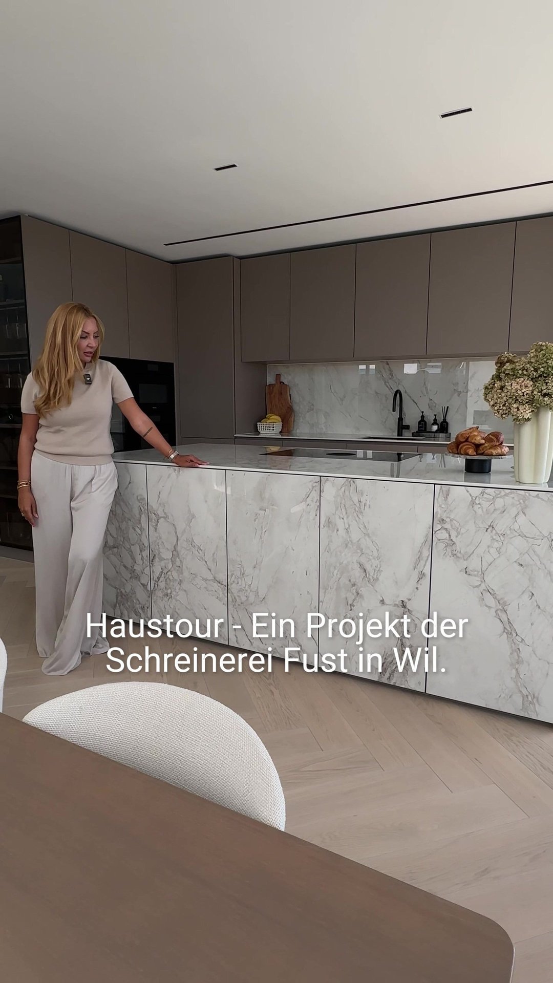 Qualität & Stil – Wohnen der Extraklasse
Inneneinrichtung geplant, produziert und montiert von der Schreinerei Fust.
@rou2ygu nimmt euch mit auf einen Rundgang durch ihr Zuhause 🏡✨
Sie zeigt euch Küche, Sauna, Entrée, Schränke und vieles mehr!
Was ist euer Highlight?
Fust in Wil. Schreinerei. Innenarchitektur.