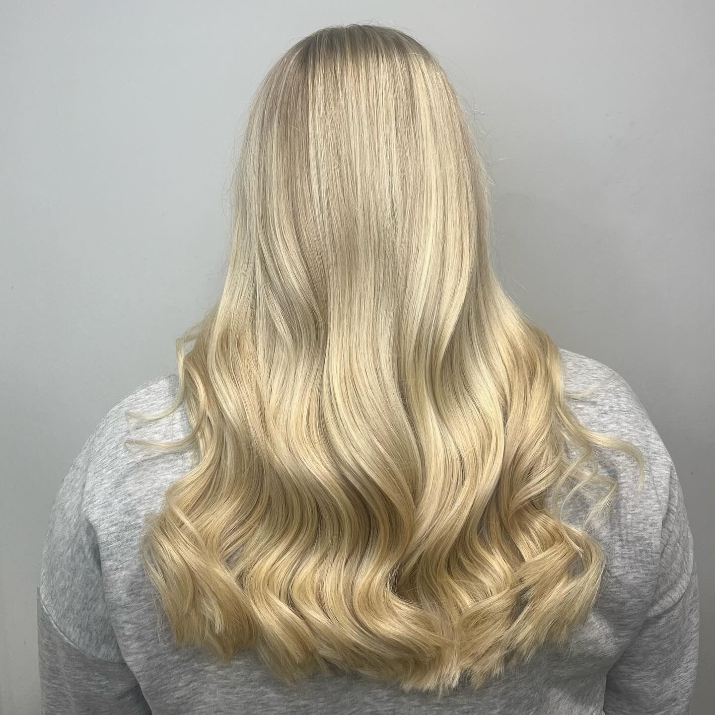 Full head of highlights and Cut & Blowdry created by Ellie 💇🏼♀️
➡️ Swipe to see the process
☎️ 01322292999
#redken #redkenshadeseq #redkenobsessed #redkencolor #redkenflashlift #hair #haircolourideas #inspo #dartford #kent #salon #blondehighlights