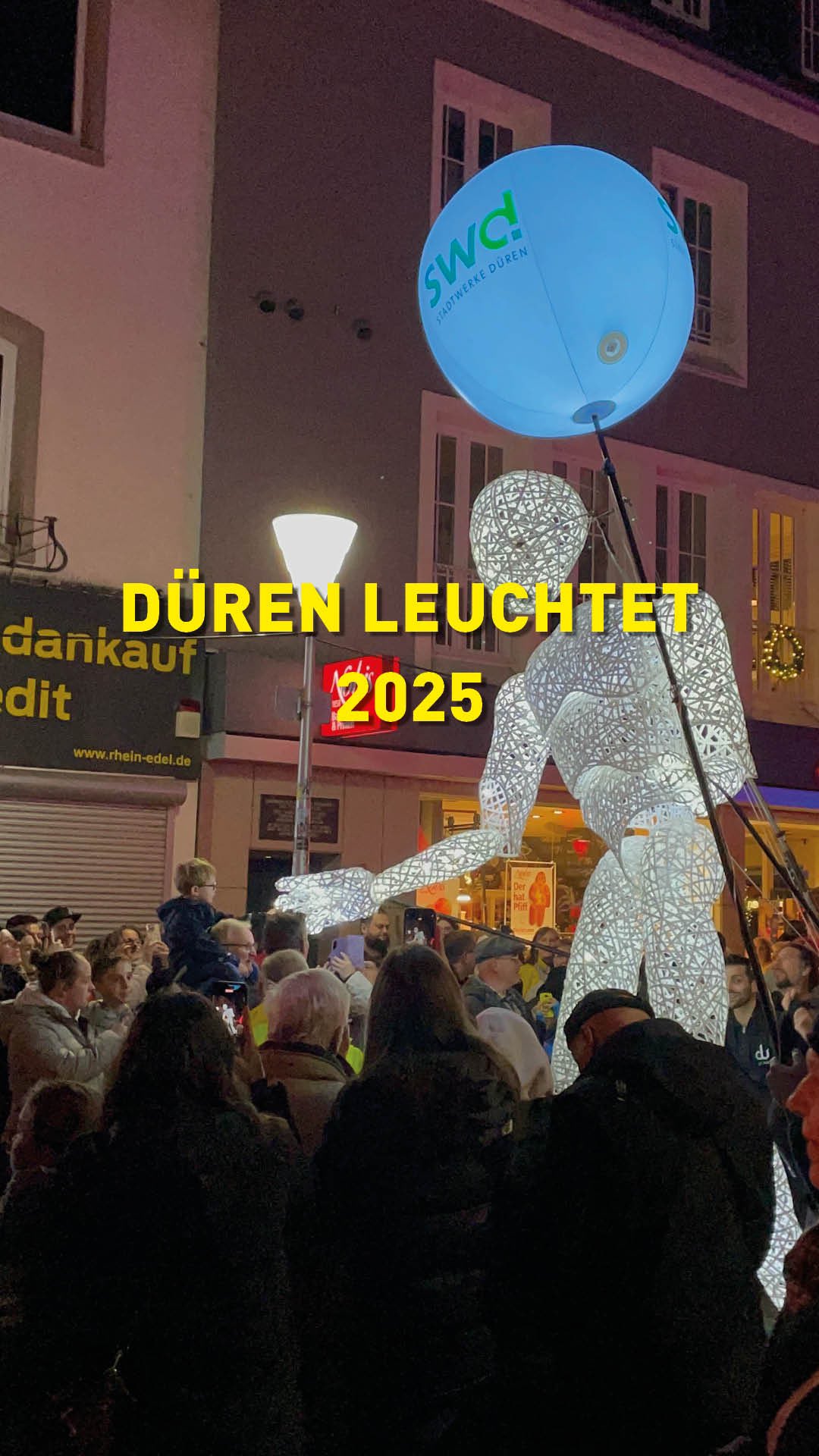 DÜREN LEUCHTET 2025 – Was für ein Abend! ✨
-
Die Innenstadt war heute kaum wiederzuerkennen: voller Lichter, Shows und fröhlicher Gesichter. Tausende Besucher*innen haben gemeinsam erlebt, wie Düren sich in ein wandelndes Lichtermeer verwandelt. 💫
Bereits zum Start sorgte das Eröffnungsfeuerwerk am Rathaus für Gänsehaut und ein erstes Staunen. Von dort aus haben sich die Menschen in alle Richtungen verteilt, um die Highlights zu entdecken:
🚒 Blaulichtmeile am Kaiserplatz – ein Ort zum Staunen, Fragen und Kennenlernen. Einsatzkräfte in strahlendem Licht, Fahrzeuge zum Anfassen & viele Begegnungen mit Herz.
🤸♂️ Auf dem Marktplatz überzeugte die Trampolinshow mit Tempo, Akrobatik und einer beeindruckenden Licht-Choreografie. Pure Energie und Begeisterung!
🤖 Die 8 Meter hohe Lichtfigur VECTOR feierte ihre Deutschlandpremiere und sorgte für magische Momente.
🌟 DUNDU, der leuchtende Riese auf der Kölnstraße, zog Groß und Klein in seinen Bann.
🌈 Am Wirteltorplatz tauchte die Laser-Show den Himmel in Farbe, während entlang der Straßen Walking Acts, Lichtinstallationen und beleuchtete Fassaden die Nacht zum Strahlen brachten.
Und auch der lokale Einzelhandel hat das Event wieder mit Leben gefüllt: Beim Late-Night-Shopping bis 22 Uhr wurde gebummelt, entdeckt, probiert und gekauft. 🛍️
Ein herzliches Dankeschön an alle Besucherinnen, Künstlerinnen, Unterstützer, Technik-Teams, Sponsoren und Partner – und an alle Menschen, die mit ihrem Beitrag dieses Fest möglich gemacht haben. 🤝💛
@skdueren @stadtdueren @stadtcenterdueren @autohausrudolfsazma @duerener_service_betrieb @galeria.de.official @stadtwerke_dueren_swd @fassbendermarx