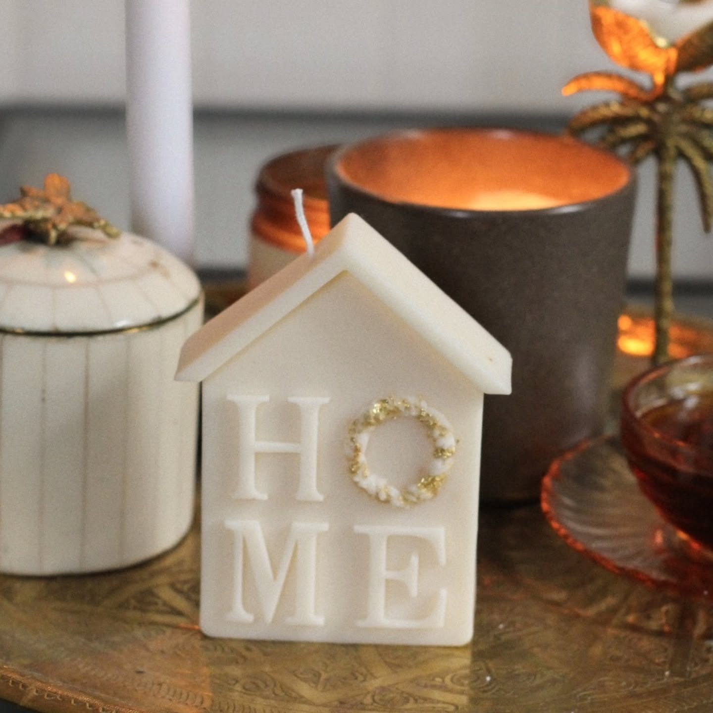 🏠🍂 COSY HOME 🍂🏠
🇨🇵 Je suis heureuse de vous dévoiler les bougies décoratives en cire de colza française réalisées à la main et finement dorées de quelques touches de feuilles d'or.
🎄Parfaites pour une ambiance automnale ou pour créer de jolies décorations pour les fêtes.
🤗 Vous pourrez les retrouver sur le nouveau site internet qui sera en ligne demain !
🤎 Hâte que vous puissiez découvrir encore plus de créations uniques et faites avec amour pour vous gâter ou faire plaisir aux personnes que vous aimez.
🙏🏻 Merci à @m.valenzuela_paravic pour avoir mis en valeur cette collection de bougies et pour avoir travailler main dans la main à la création de ce site qui j'espère vous plaira.
#ateliersalem #quiberon #bretagne #morbihan #bzh #bougiefleursséchées #bougie #bougieartisanale #artisanat #avecamour #passion #noël #november #bougiedenoël #frangrancesnaturelles #fragrancesdegrasse #feuilledor #faitmain #home #pommedepin #ciredecolza #decohome #cozyhome