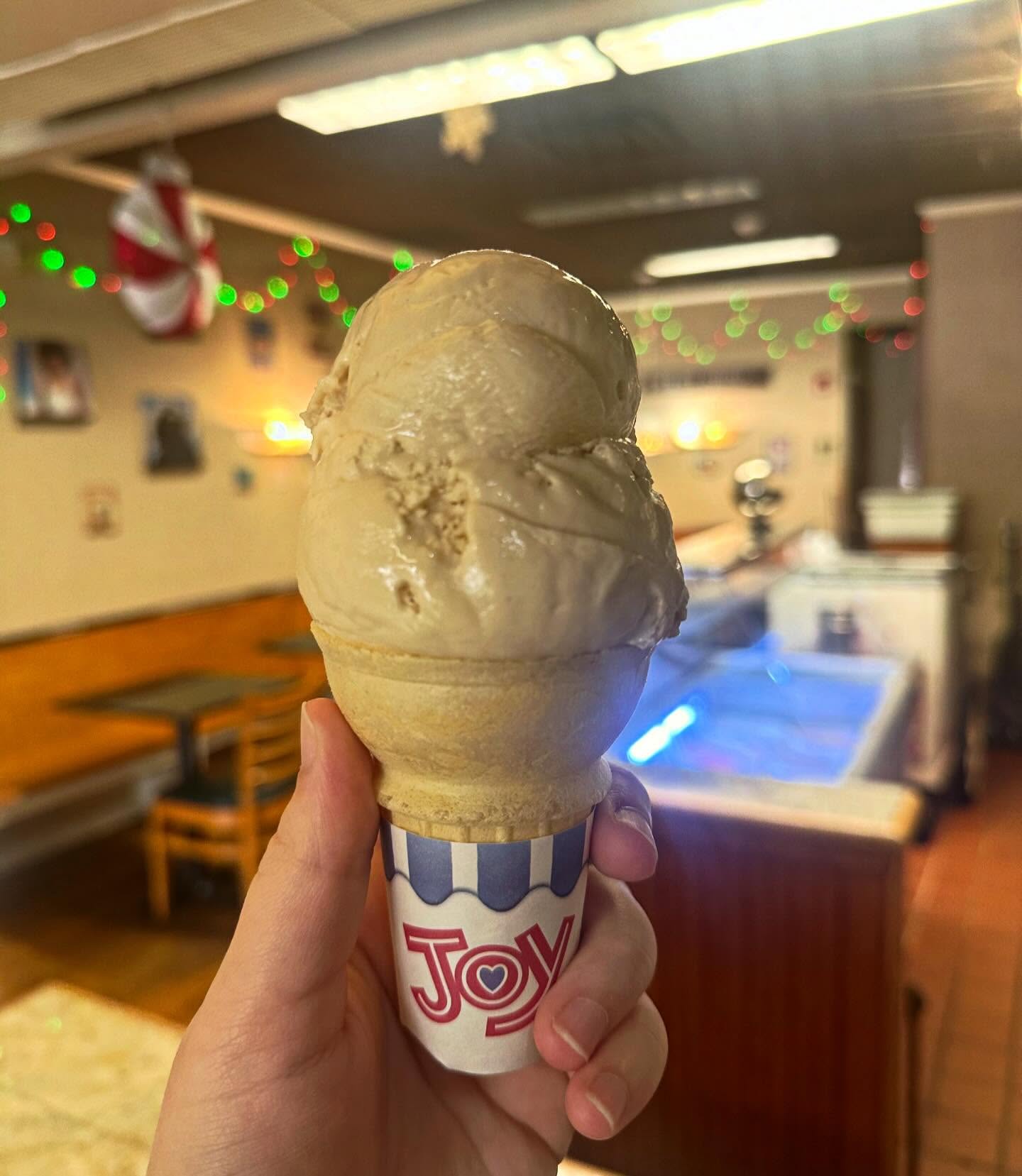 Meet your new end of fall obsession: Caramel Apple ice cream is officially here!🍎🍦🍏 #icecream #southstreetcreamerycafe #caramel #apple #caramelapple #fall
