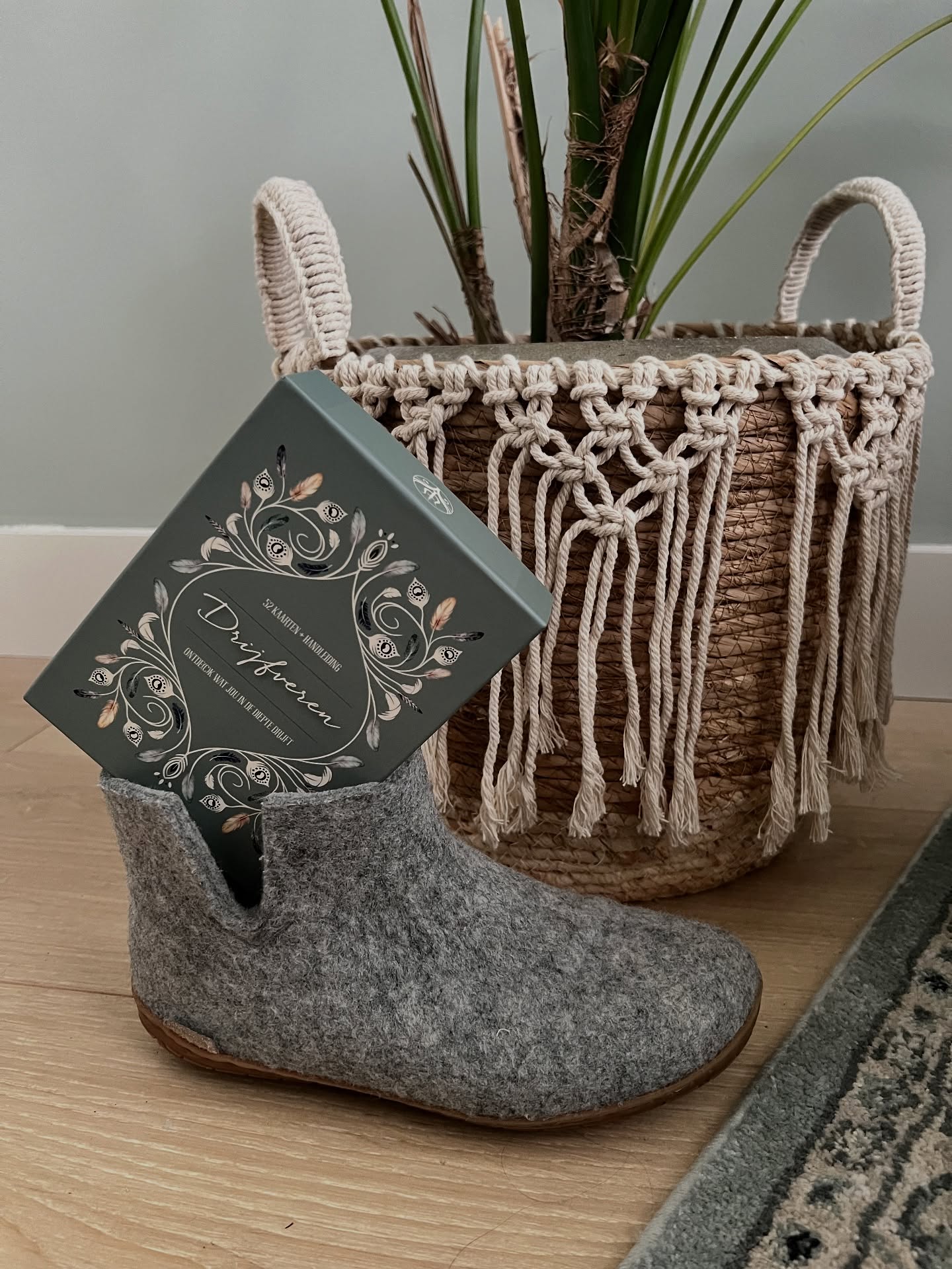 Ik heb het even voor je getest hoor: het past precies! 👞👢🥾🛼👠👟🩴🩰🥿👡
Nog de hele maand november mooi ingepakt mét leuke extra’s 🎁
Oh, en wil je ook nog dat ik test of hij in de zak of onder de boom past? Laat het me dan zeker even weten 😊
#kaartendeck #drijfveren #symboliek