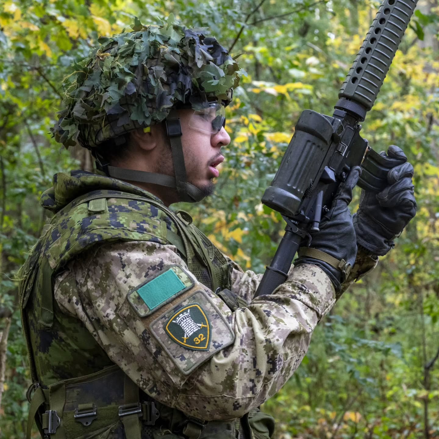 From 24-26 October 2025, members of The Royal Regiment of Canada joined The Lorne Scots, and The Queen's Own Rifles of Canada for Exercise MAROON SWORD II (Ex MS2) at 4th Canadian Division Training Centre Meaford.
Ex MS3 saw soldiers complete their annual Personal Weapons Test Level 3 (PWT3), pairs-level live-fire, section-level live-fire, and trench system live-fire ranges, in order to ensure they are ready for expeditionary operations.
Would you like to know more?
https://linktr.ee/royalregimentofcanada
📸 Cpl R. Surphlis
Du 24 au 26 octobre 2025, des membres du Royal Regiment of Canada se sont joints aux Lorne Scots et aux Queen's Own Rifles of Canada pour l'exercice MAROON SWORD II (Ex MS2) au Centre d'entraînement de la 4e Division canadienne à Meaford.
L'Ex MS3 a permis aux soldats de réussir leur test annuel de maniement d'armes individuel de niveau 3 (PWT3), ainsi que des exercices de tir réel en binôme, en section et en système de tranchées, afin de garantir leur aptitude aux opérations expéditionnaires.
Souhaitez-vous en savoir plus ?
https://linktr.ee/royalregimentofcanada
#CanadianArmy #CanadianForces #CAF #soldier #IchDien #ReadyAyeReady #StrongProudReady #ArméeCanadienne #ForcesCanadiennes #FAC #soldat #IchDien #PrêtsAyésPrêts #FortsFiersPrêts