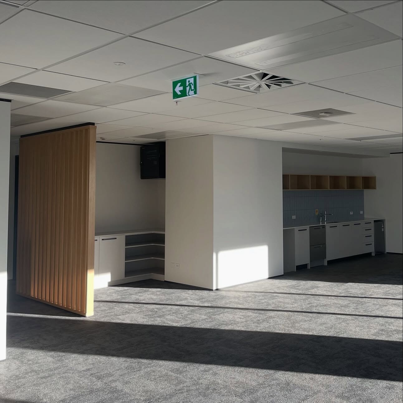 All set & ready to go! A bright, modern workspace for a Auckland client ✨
Kitchen, storage cabinets & slat wall by Pollett Furniture & Joinery Manufacturers
#fitout #joinery #auckland