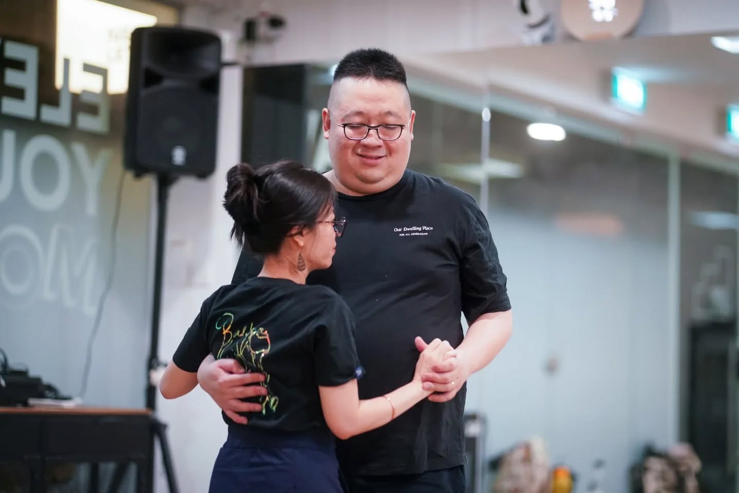 "Black but make it sparkle?" SURE!
Our Balboa tees are available in Black & White.
Come check it out!
๐ธ @yeahyeahright
๐๐ป @tien_tqt
๐บ @danieldloke
#balboa #balboadancer #ballove #balswing #swing #swingdance #lindyhop #swingdancer