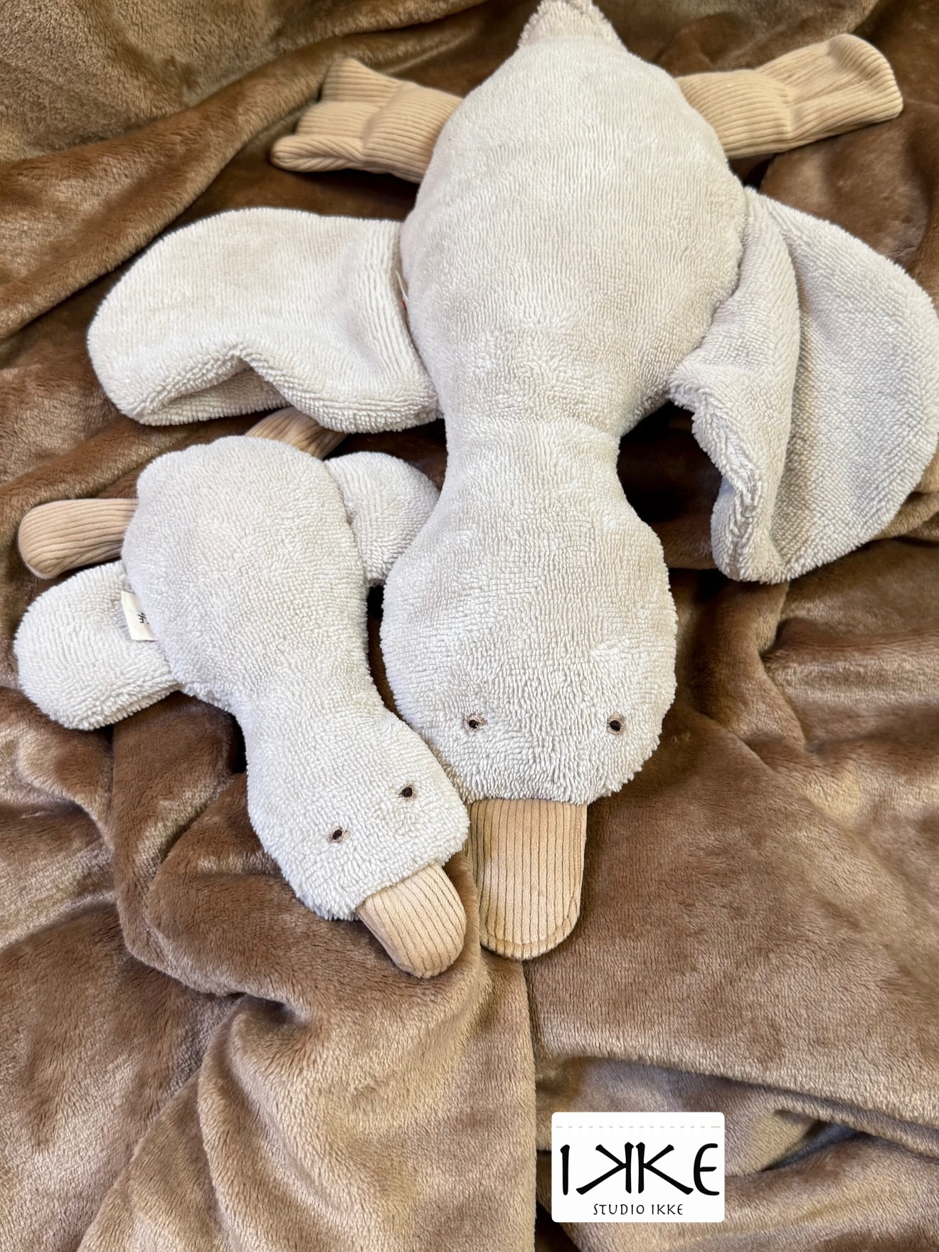 Mama & Mini Eend Duo
Een zacht en knus duo – gemaakt van beige badstof met ribfluwelen details.
Liefdevol handgemaakt voor momenten van geborgenheid, spel en rust.
Verkrijgbaar als knuffel of als knuffeldoekje – altijd dichtbij voor troost en warmte.
#StudioIKKE #MamaEnMini #KnuffelEend #Knuffeldoekje #BabyMusthave #ZachteKnuffel #Handgemaakt #TeddyStof #BeigeBaby #WarmEnZacht #Knuffelvriendje #DuurzaamDesign #Kinderkamer #BabyCadeau #SlowDesign #Geborgenheid #LiefEnZacht #BabykamerStijl #StudioIKKEDesign #KinderenMetStijl #TeddyKnuffel #BabyLifestyle #ZachteMaterialen #DutchDesign #handmadewithlove