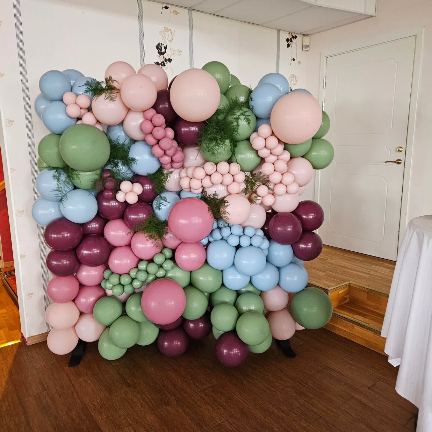 En ballongvägg med blommor ger festen den där extra wow-känslan! ✨️
Perfekt som fotobakgrund till festen, bröllopet eller företagseventet.
Färgerna kan enkelt anpassas efter ert tema, och vill du ta det ett steg längre kan du lägga till en neonskylt eller fotoprops för en extra rolig aktivitet under festen. ✨️
Varför inte skapa en skräddarsydd neonskylt med ert namn, logga eller budskap?
Möjligheterna är helt enkelt oändliga med en ballongvägg! 🎈✨️
Kontakta oss på info@creativecelebrations.se för att boka en unik backdrop till ditt nästa event.
Blommor: @concept.stories
Plats: @johannesbergsslott
#ballongdekor #eventdekor #event #festdekor #ballonger #ballongbåge #creativecelebrations #bröllopsdekor #företagsevent #fotovägg #backdrop