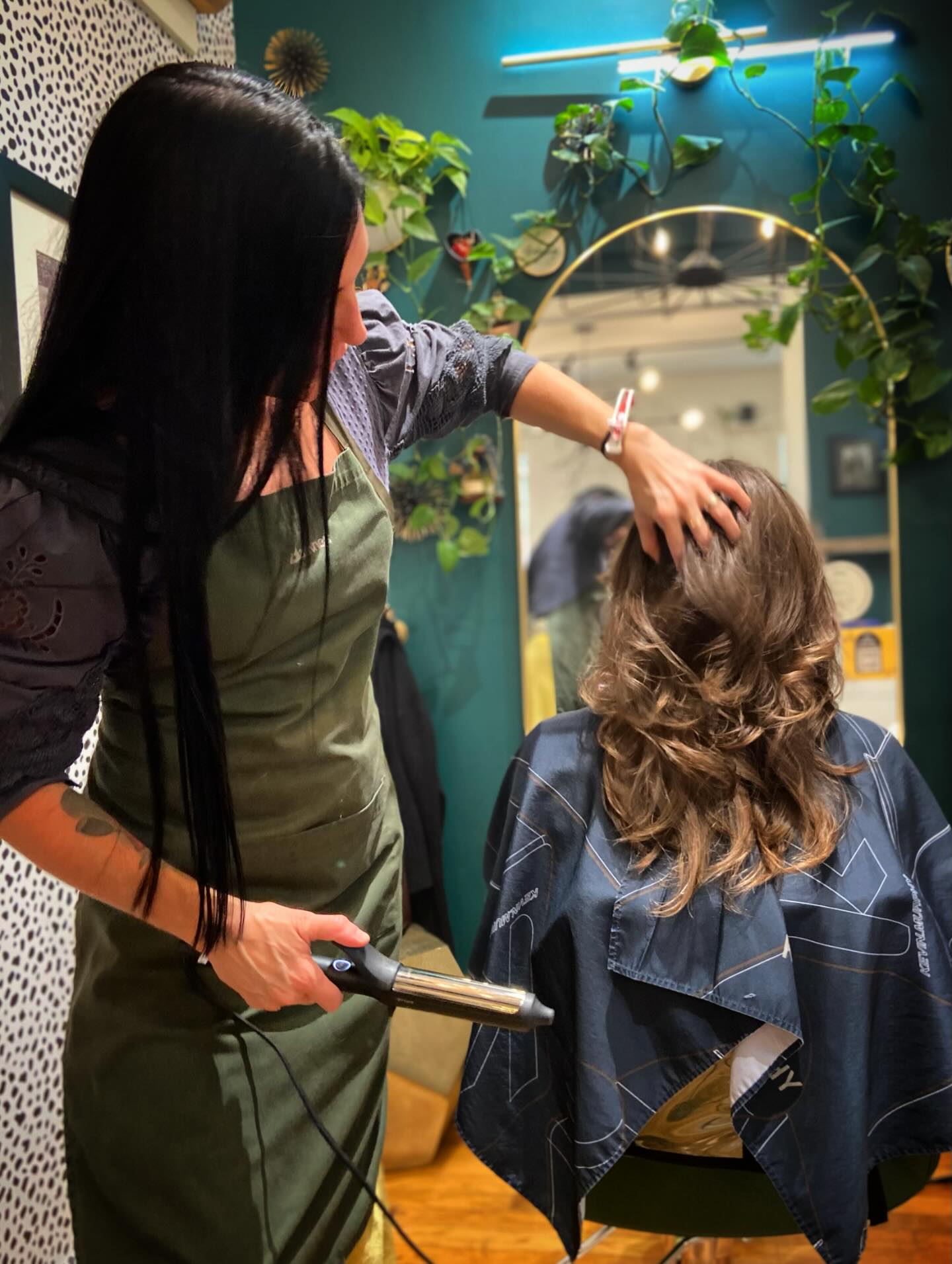 Andrea’s finishing touches ✨
.
.
.
#haircutting✂️ #finishingtouches #masterstylists #longhaircut #blowout #ironwork #roundbrush #davinesproducts #oribeproducts #northamptonma #westernmass