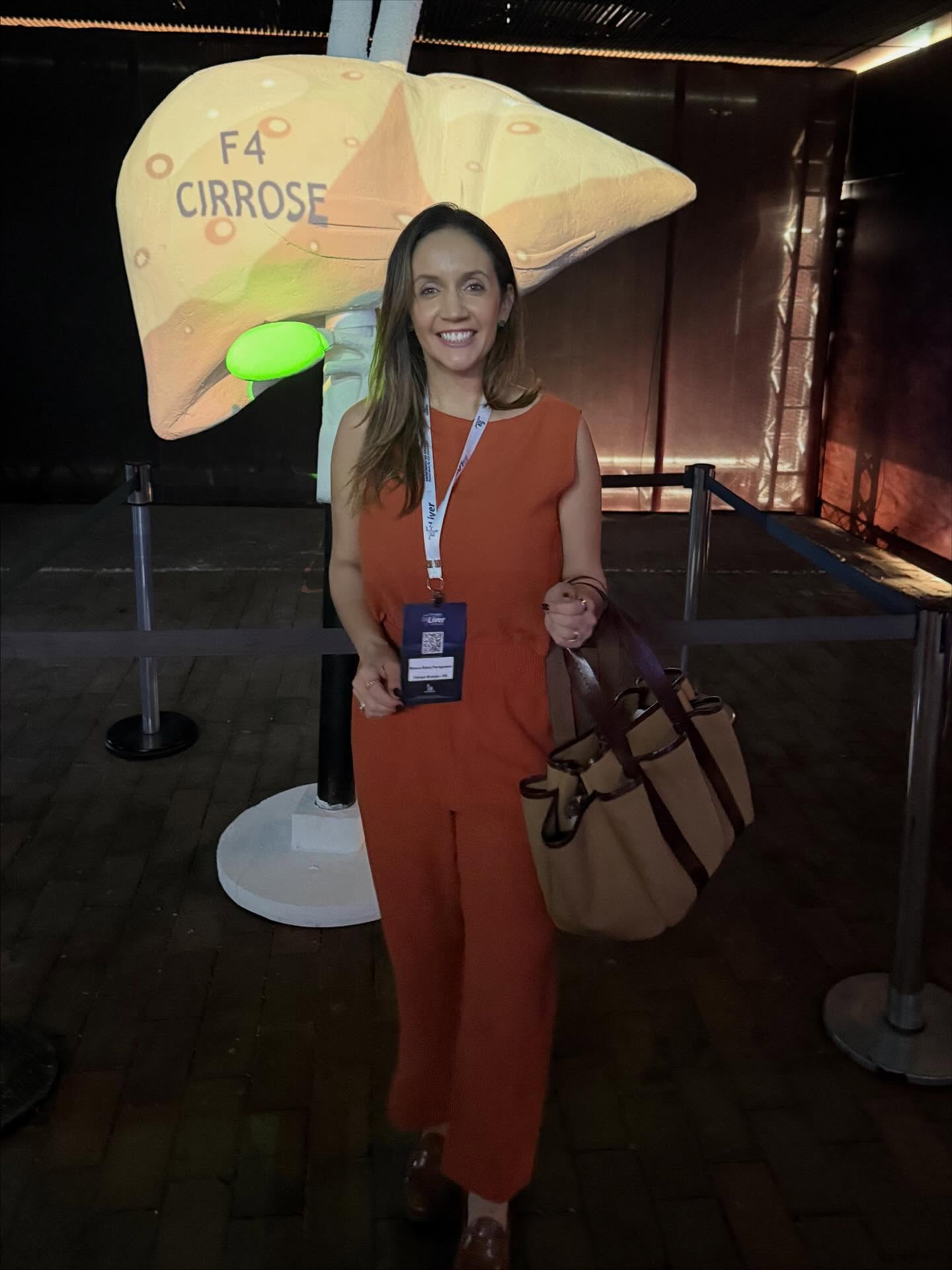 Do meu voo CGH CGR assisti aos vídeos da primeira feira de ciências que o Artur e a Helena participaram.
A Helena treinou comigo durante toda a semana inteira até ficar perfeito , inclusive a intonação . Falou sobre o calor e o aquecimento da terra lindamente , discutimos o tema , inclusive sobre a influência do aquecimento da terra até nos hormônios , que ela já sabe bem o que é , de tanto eu falar! O Artur sabia com propriedade sobre o tema e ficou muito feliz de ter sido sorteado com eclipse lunar, que é o preferido dele .
Eu queria muito ter ido …
Eu lembro como se fosse hoje da minha primeira feira de ciências, eu apresentei sobre os mamíferos e levei a minha cachorra, a Xuxa , para a escola . Também como o Artur lembro que fiquei muito feliz quando caí com o tema que queria!
Senti muito não ter ido hoje , mas estou aqui… Ainda estudando ciências . Que sempre foi minha matéria favorita .
Hoje feliz em vivenciar uma grande revolução na medicina no tratamento de uma doença que até então não tinha tratamento e regressão … a Cirrose Hepática. Uma medicação que nasceu para tratar diabetes e obesidade , curando a cirrose hepática !
A ciência é incrível mesmo!