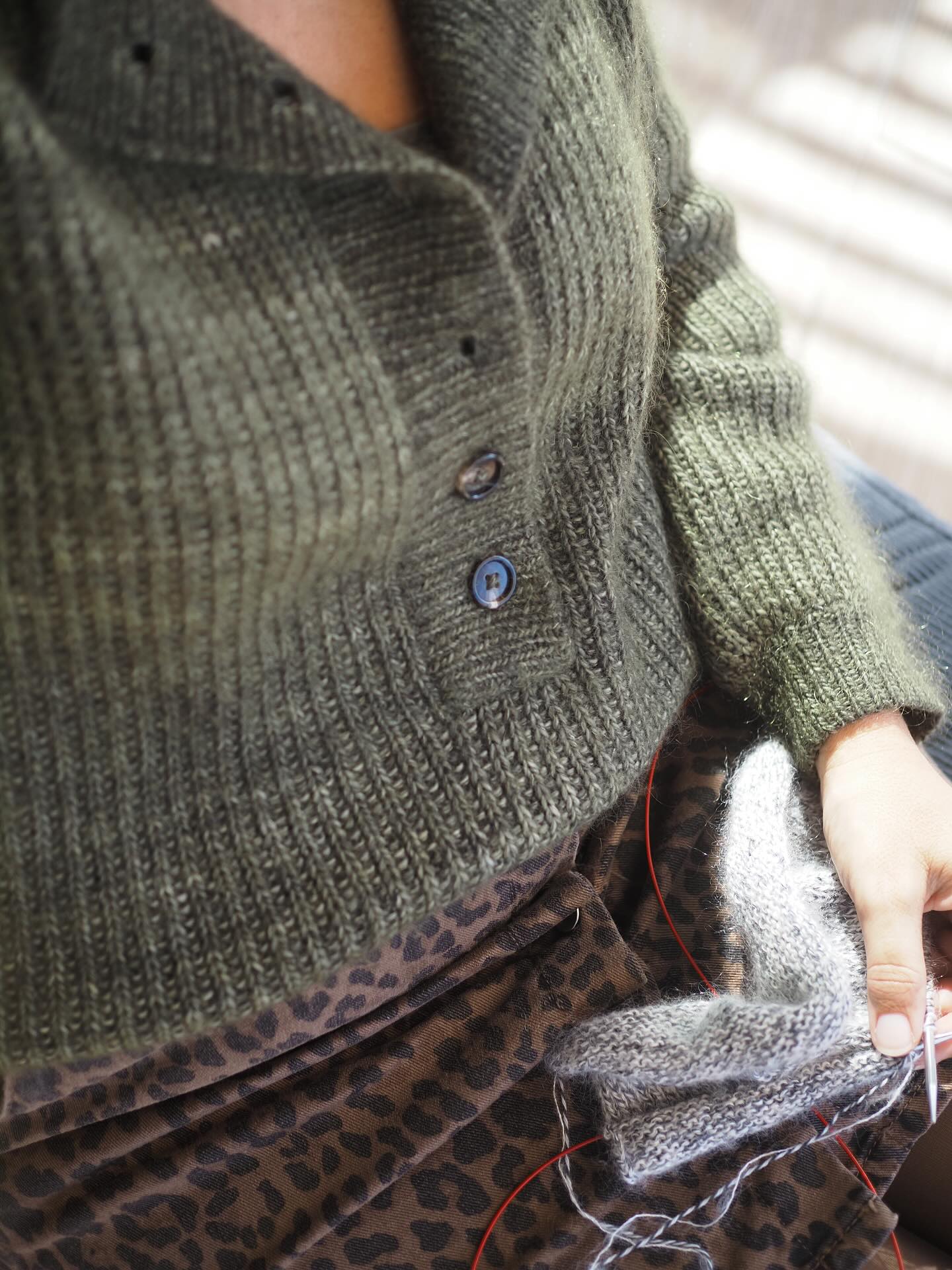 Tricoter dehors au soleil un 3 Novembre après midi. Je prends !
Avec un pull chaud tout de même. 🦖 Mon pull Marine est tricoté en demi côtes anglaises avec un rendu assez dense et donc bien chaud. 🐊 Son autre avantage est sa large et profonde patte de boutonnage qui lui permet de s’adapter aux températures.
Vous pouvez aussi le tricoter en gilet. 🦞 Les deux sont expliqués dans la même fiche.
🐿️ Retrouvez La Fiche tricot en 9 tailles en français et en anglais sur Ravelry et www.AtelierEmilie.com
Fils . @thewoollyskein
.
.
#atelieremilie #ateliermiliedesigns
#knitting #knitweardesigner #mohairaddict
#tricotété #summerknitting
#tricot #strikk tricot #jeportecequejetricote
#pullmarine #marinebyae