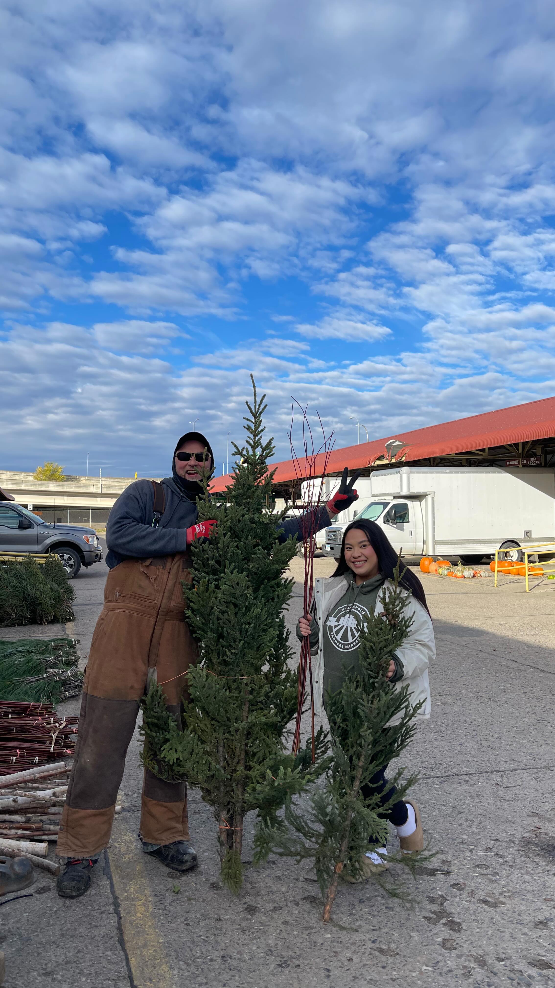 Yes, we’re here all year long under the same red sheds. Here’s some of what you might find at the market when the temperatures drop! 🧀☕️🥖🍳🥓