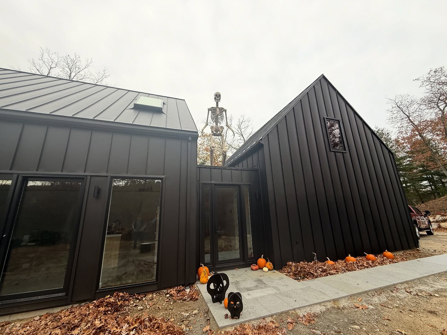 A few days late, but our clients nailed it with the perfect spot for this 12-foot skeleton! Honestly, this house was made for it—tucked perfectly between the structures. Happy Halloween from Echelon Builders! 🎃💀
#EchelonBuilders #CustomHomes #LuxuryHomes #Architecture #SmithfieldBuild #InteriorFinish #Millwork #CustomBuild #Halloween