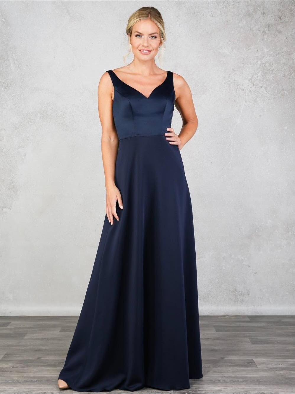 An effortless A-line bridesmaid dress with satin bodice and chiffon skirt. The front bodice of this dress has a slightly shaped sweetheart neckline, whilst the back has a self-tie satin bow leaving a diamond shaped keyhole between the bow and the waistline.
This dress is available in 24 colours.
@nievecouture - NM6119
#bridesmaid #bridesmaiddress #differentcolours #alinebridesmaiddress #chiffonskirt #satinbodice #bow #bridal #wedding #hampshirebride #berkshirebride #surreybride