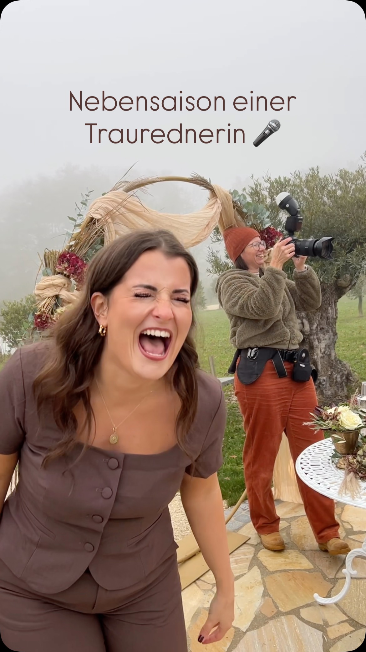 An diesem Wochenende in der Off Season hab ich euch mal mitgenommen. Ich durfte bei einem Styled Shoot mitwirken und wir waren wir auf der Suche nach unseren eigenen Eheringen.
Zwischendurch durfte ich jede Menge Chaos, Pannen, Spaß und Ups und Downs verbreiten. Typisch Michelle halt 😅
Alles echt. Alles unperfekt. So läuft mein Leben, das ECHTE Leben als Traurednerin. Perfekt sein wäre ja mega langweilig ✨💛
Und falls ihr euch fragt, warum ich bei einer Trauung so lachen musste. Der Bräutigam hat richtig wild und leidenschaftlich, naja, sagen wir mal, ein bisschen zu wörtlich geküsst 😆💋
@vedahof
@skulinarium_catering edin_c08 @katrinbrummayer_beautybalance
@haireinspaziert.cc
@fotografie_reichl
@brautschuppen.at @rene_schielin @goldschmiedin.verena
@trauworte.at @christina_artist_privat
@blumen_floren
@diedekosisters
@feuerundflamme.papeterie
@evsto_eventverleih
@planungszauber