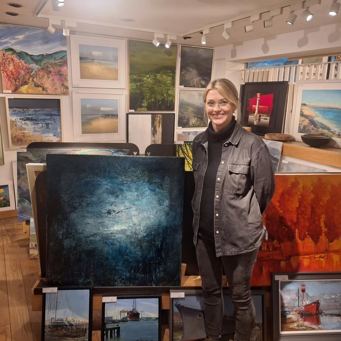 Just dropped these 2 paintings down to the @yard_gallery in Holywood today! These photos do not do these paintings justice, go check them out 😍
#belfastartist #northernireland #supportlocalart #abstractart #abstractpainting #moodytones #atmospheric #contemporaryart #largepaintingsforsale