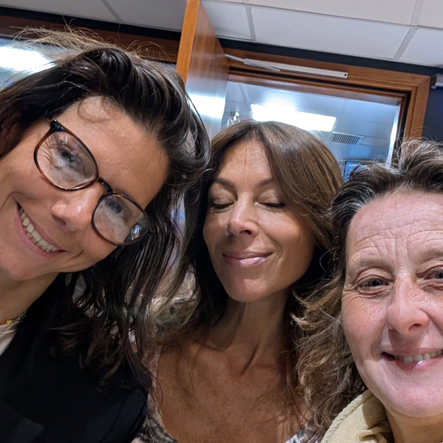 🎙️ J’ai eu le plaisir de participer à l’émission En quête de sens de @the_daronne_catho sur RCF aux côtés de @rosekeren, artiste et autrice du podcast Contre addiction.
On y parle d’un sujet qui nous concerne tous : peut-on gagner de la confiance à l’âge adulte ? 💫
Des échanges sincères, des clés, des expériences partagées…
Nous y avons aussi parlé de nos ouvrages 16 contes d'autohypnose pour briser ses chaînes co écrit avec @xavierfaye77 et le livre de @rosekeren Rose movie.
🎧 À (ré)écouter en replay sur RCF, Deezer...