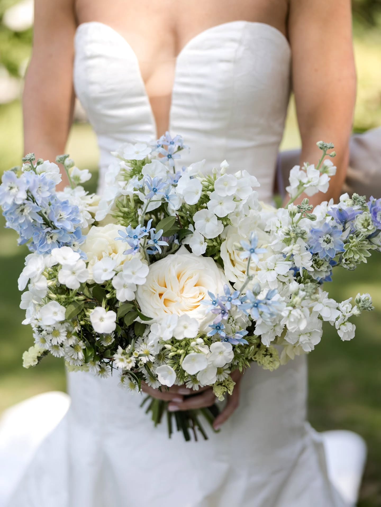 Garden inspired bouquets just doing their effortless summer thing. Captured beautifully by @shannonrojee 💛
.
Vendors:
Venue @the_dennisinn
Photos @shannonrojee
Glam @mariarosehairandbeauty
Band @hitplay_partyband
Tent @undercovertent
Transportation @capedestinations
Dress @alexandrasbridalboutique
Florals @gardenpartycapecod