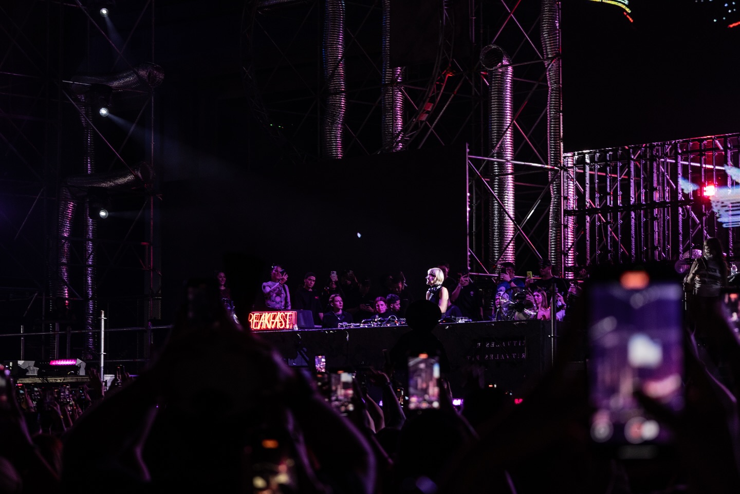 ▪️ Evento: @ritvales_
▪️Organiza: @breakfast_live
📌Nota completa en Bloggaleriadearte.com
Con una asistencia de más de 50,000 personas (25,000 por día) y una notable presencia internacional de más del 17% (principalmente de Estados Unidos y México), BreakfastLive no solo celebró su historia, sino que dio un golpe de autoridad, demostrando por qué Medellín es una capital global de la música electrónica.