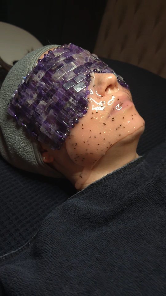 Jelly Mask Glow, Lash Girl Approved 👀✨
This Goji Berry Jelly Mask is a powerhouse—goji, kiwi, pomegranate, oat, willow bark, AND hyaluronic acid for deep hydration and product absorption.
And yes… Susan can do this even if you just got your lashes done. We’ve got pads to keep them safe and flawless. ✅
#grantparksalon #nativemanesalon #atlsalon #facial #esthetician